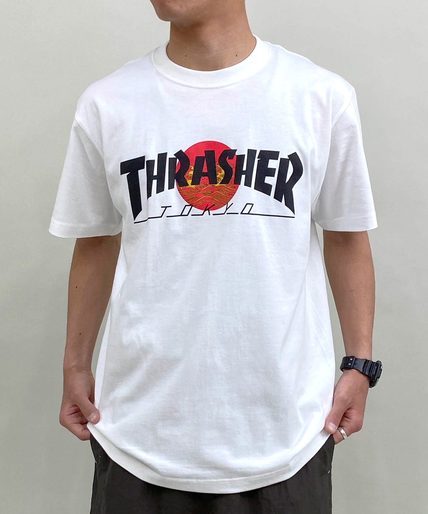 【マトメガイ対象】THRASHER スラッシャー TOKYOロゴ 和柄 青海波 さくら アレンジ TH91426-TOKYO メンズ 半袖 Tシャツ ムラサキスポーツ限定(BK/RD-M)