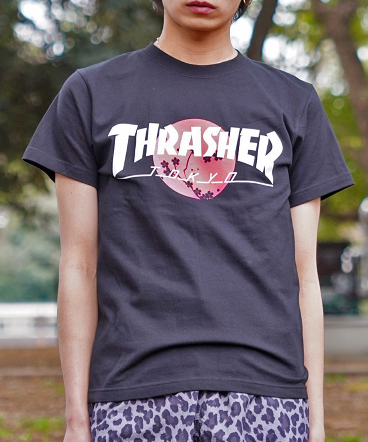 THRASHER スラッシャー TOKYOロゴ 和柄 青海波 さくら アレンジ TH91426-TOKYO メンズ 半袖 Tシャツ ムラサキスポーツ限定(WT/BK-M)