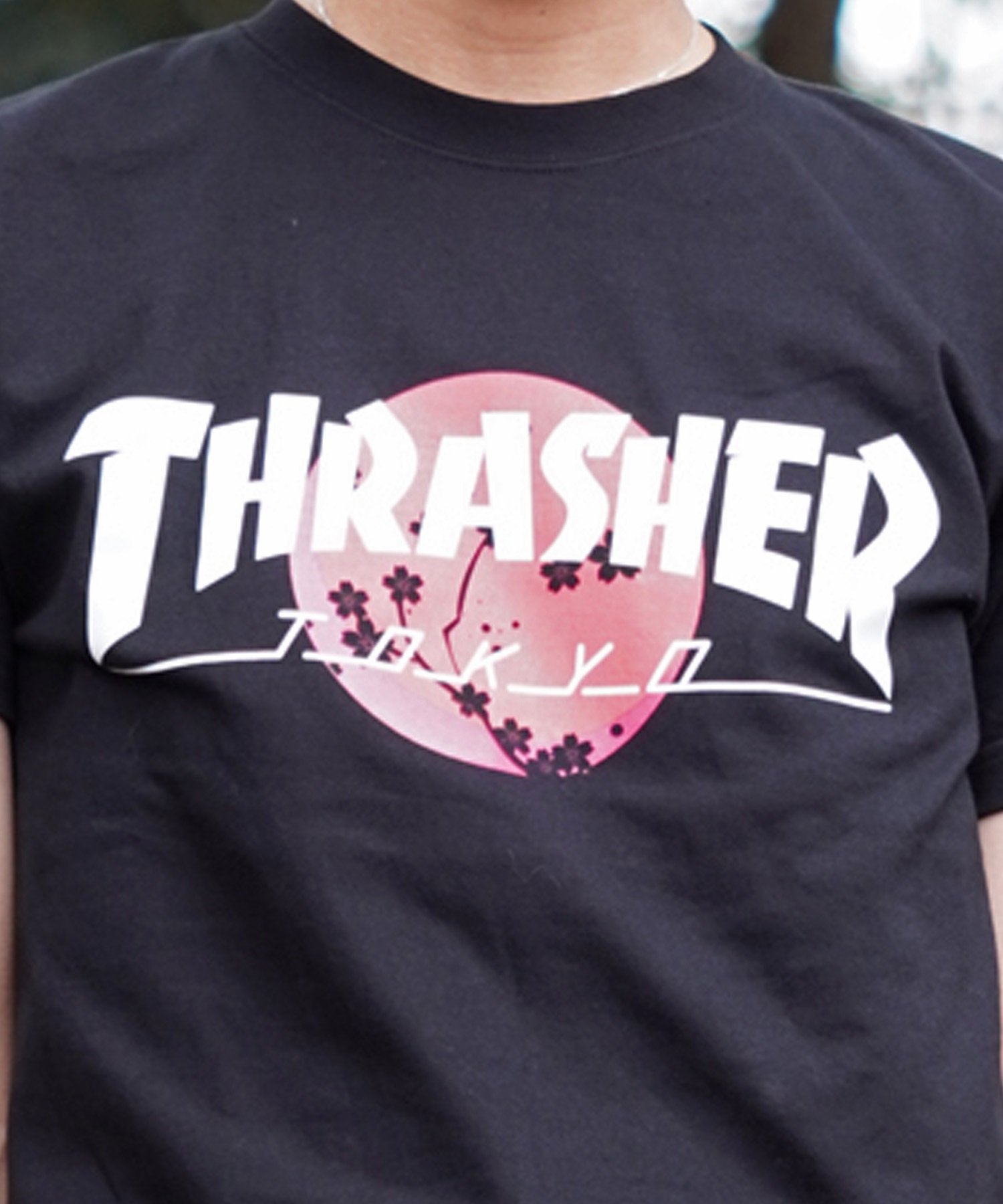 【マトメガイ対象】THRASHER スラッシャー TOKYOロゴ 和柄 青海波 さくら アレンジ TH91426-TOKYO メンズ 半袖 Tシャツ ムラサキスポーツ限定(BK/WT-M)