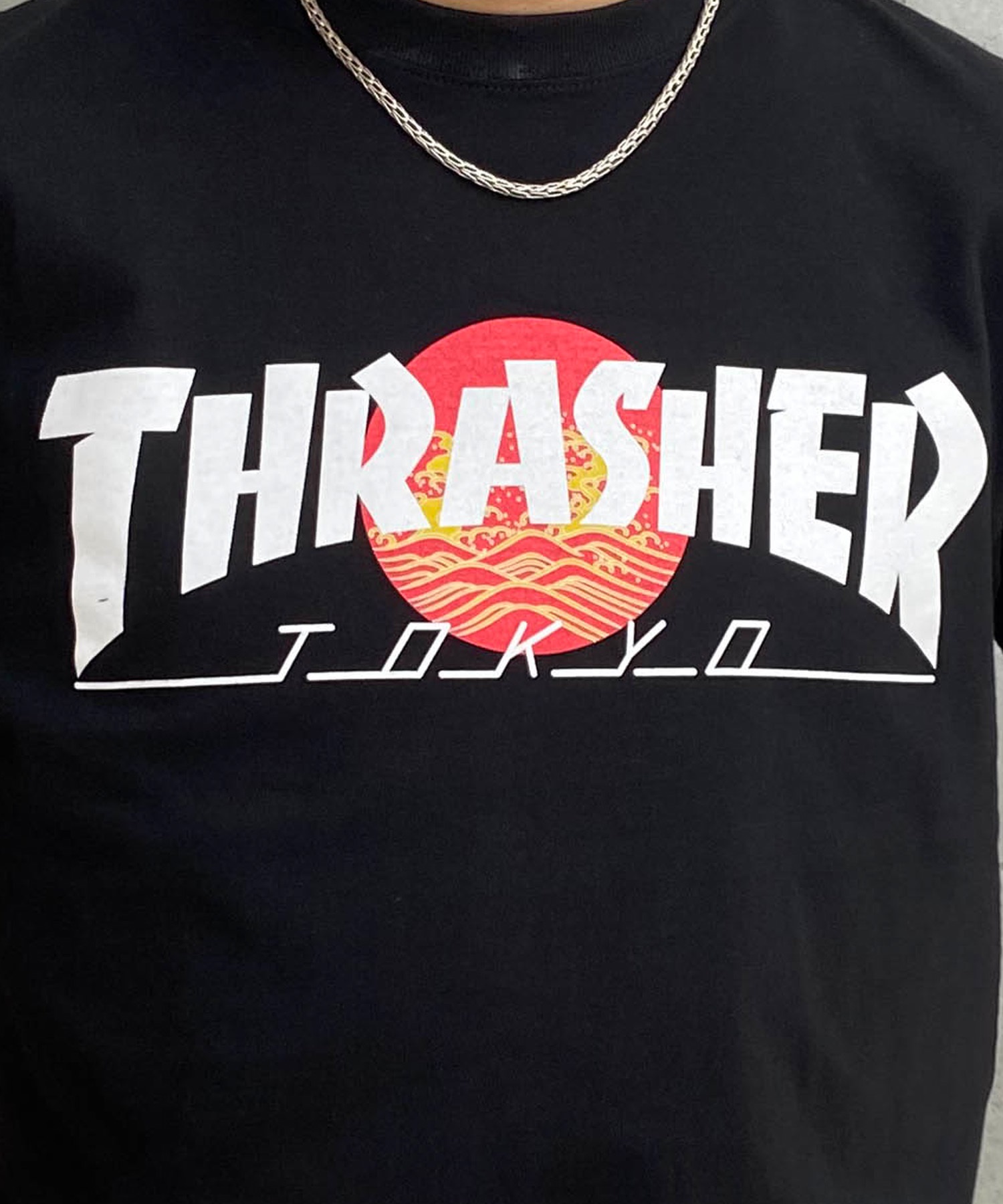 【マトメガイ対象】THRASHER スラッシャー TOKYOロゴ 和柄 青海波 さくら アレンジ TH91426-TOKYO メンズ 半袖 Tシャツ ムラサキスポーツ限定(BK/WT-M)