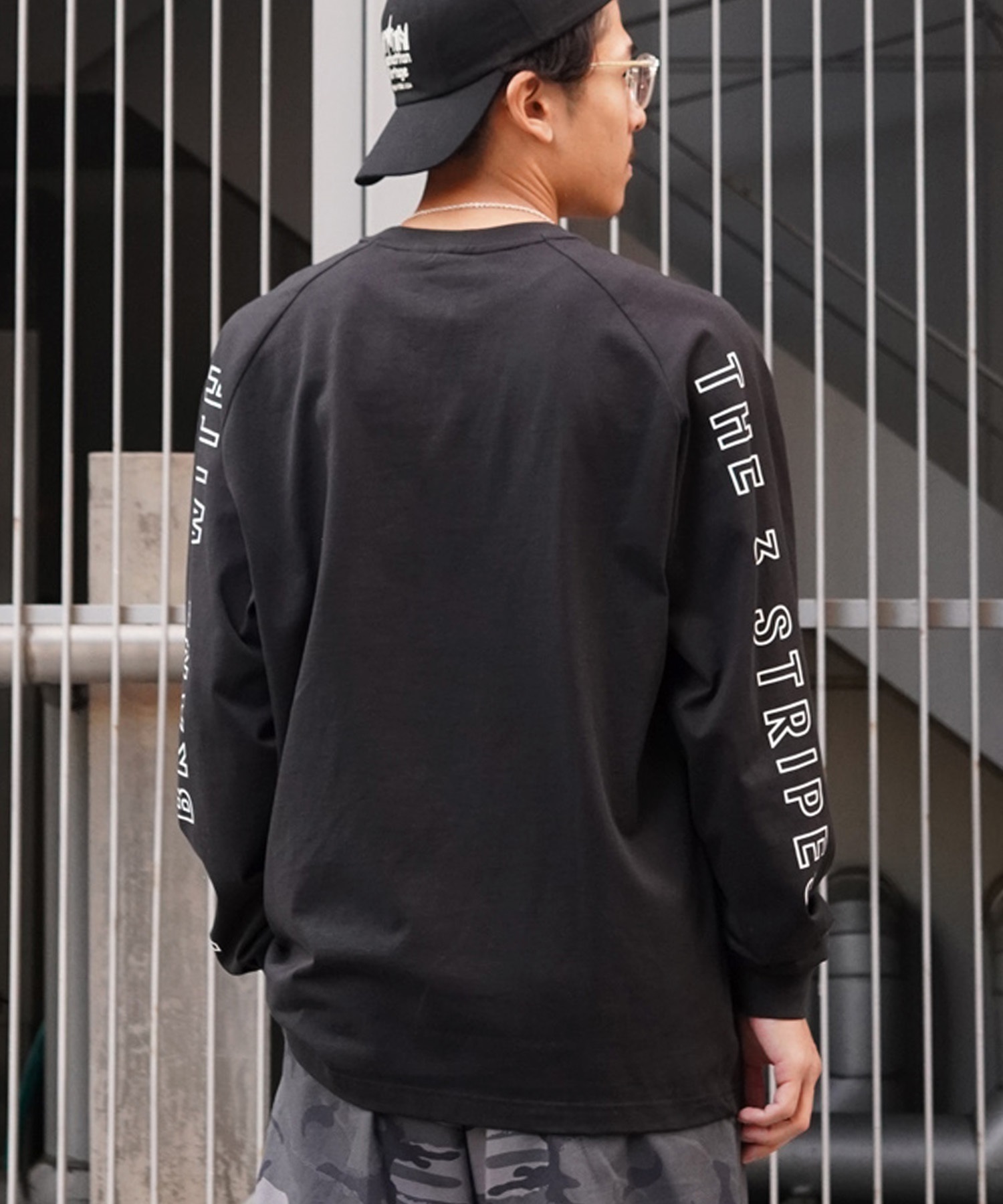 adidas アディダス メンズ レディース 長袖 Tシャツ ロンＴ スリーブプリント クルーネック オーバーサイズ JSY26(WT/BK-M)