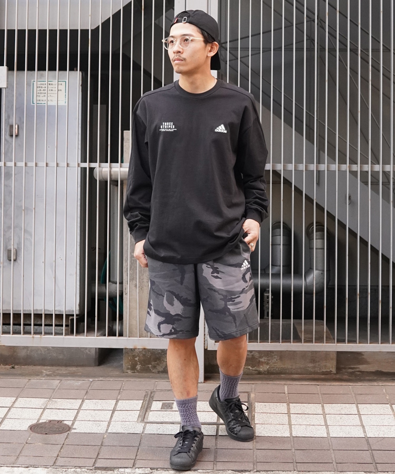 adidas アディダス メンズ レディース 長袖 Tシャツ ロンＴ スリーブプリント クルーネック オーバーサイズ JSY26(BK/WT-M)