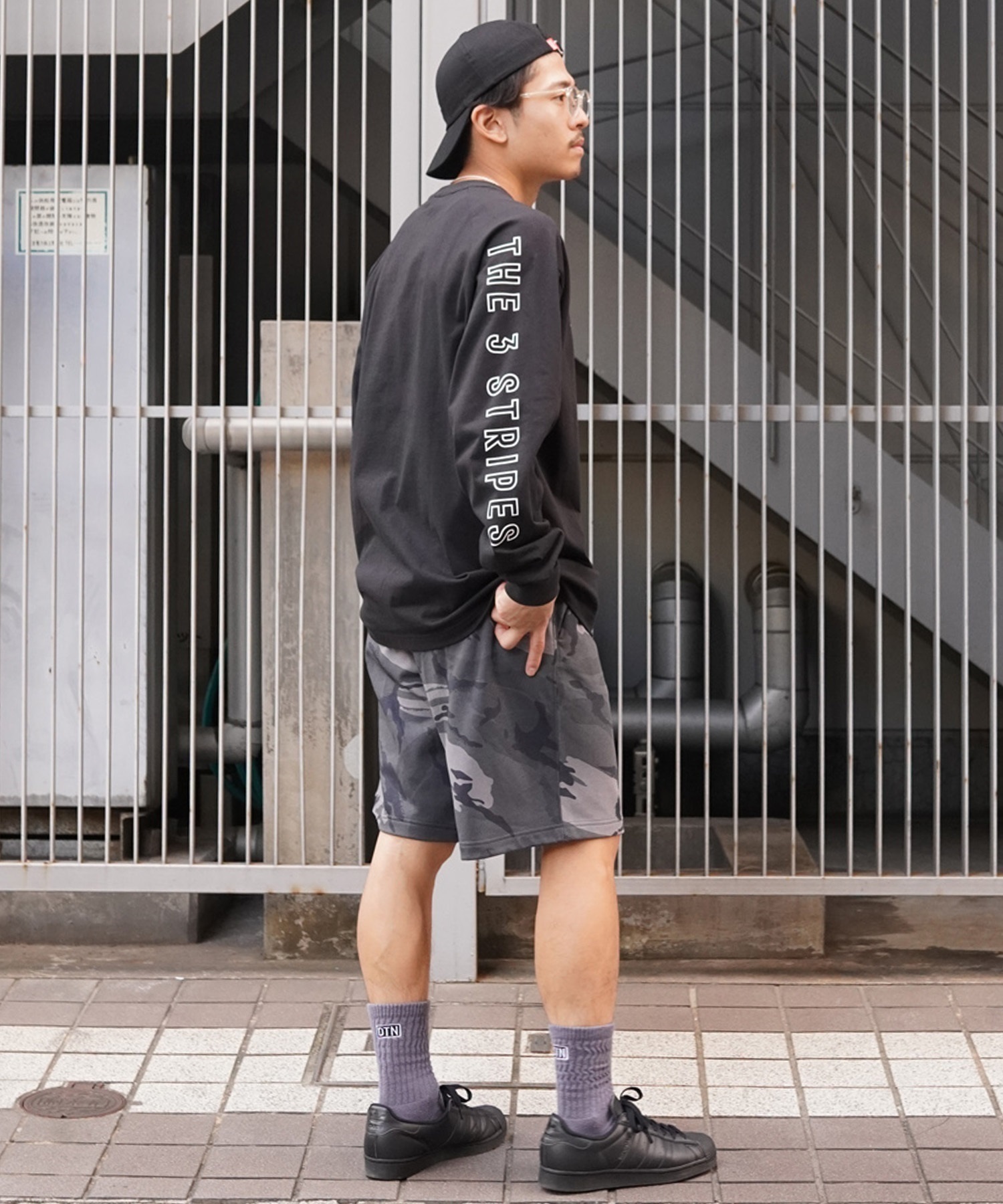 adidas アディダス メンズ レディース 長袖 Tシャツ ロンＴ スリーブプリント クルーネック オーバーサイズ JSY26(WT/BK-M)