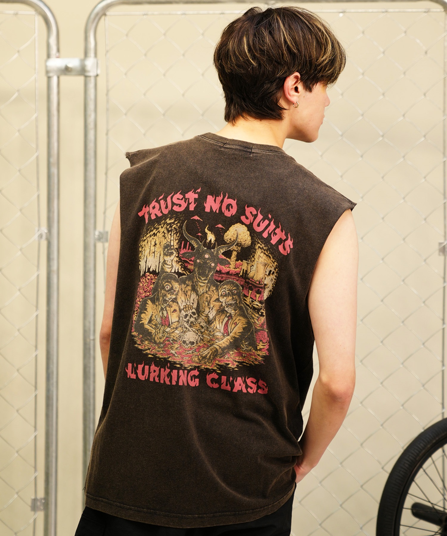 【 ムラサキスポーツ限定】 LURKING CLASS ラーキングクラス メンズ タンクトップ ノースリーブTシャツ バックプリント 古着風 ダメージ加工 ST24STM20(BKACD-M)