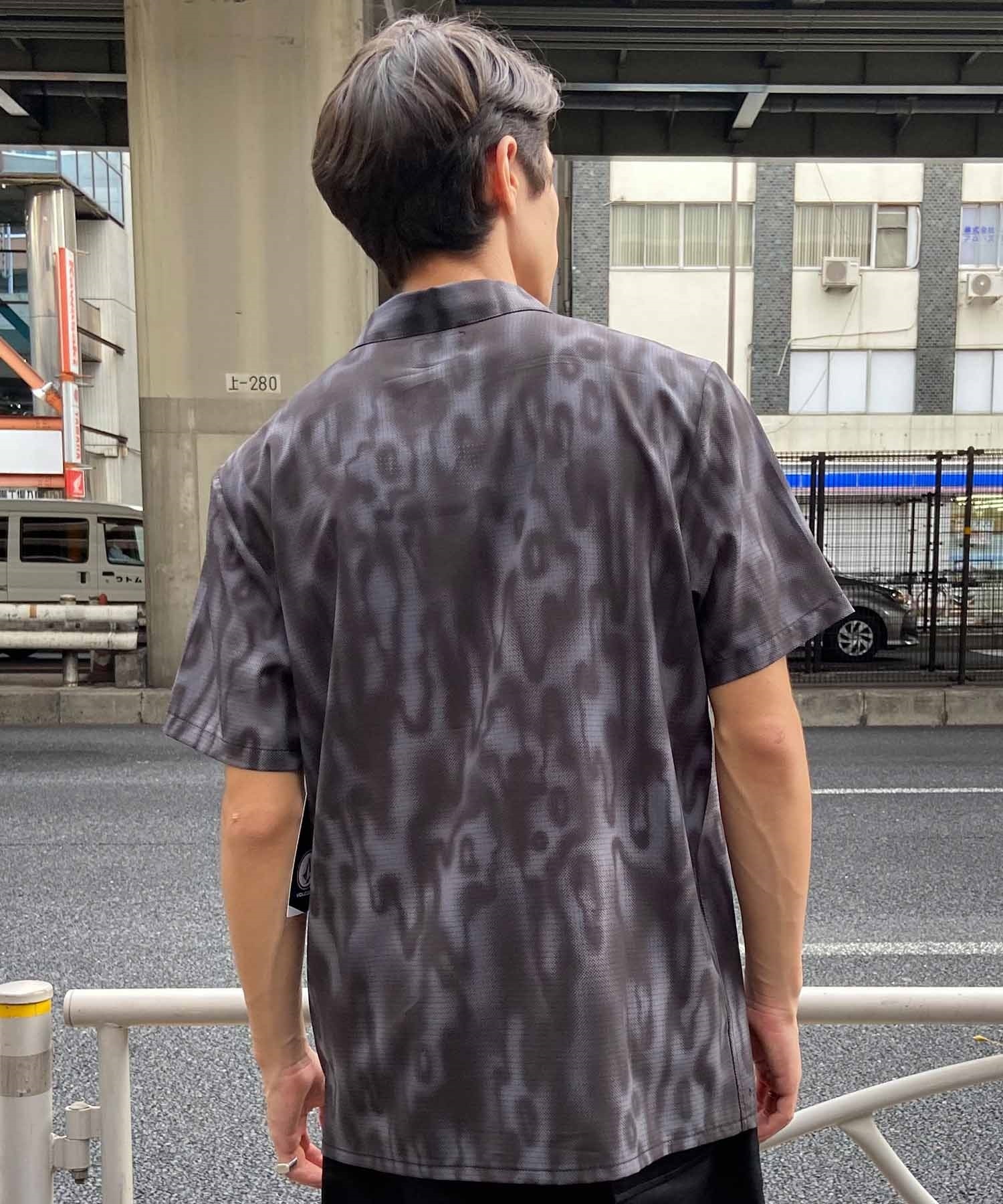 VOLCOM ボルコム 半袖 シャツ メンズ 総柄 モノトーン A0412400