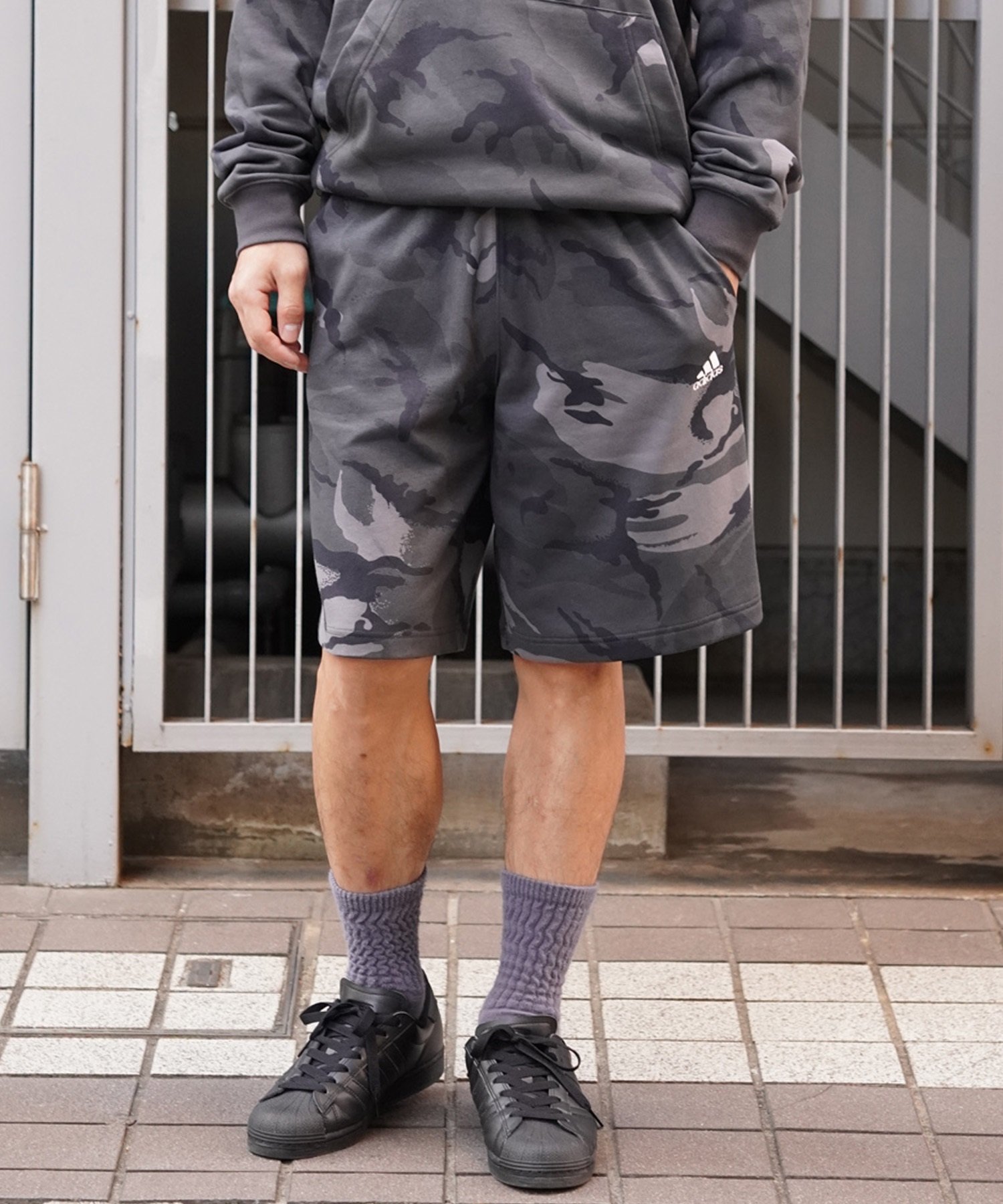 adidas アディダス メンズ スウェットパンツ ショートパンツ カモフラ柄 セットアップ対応 KNR02(BK/GY-M)