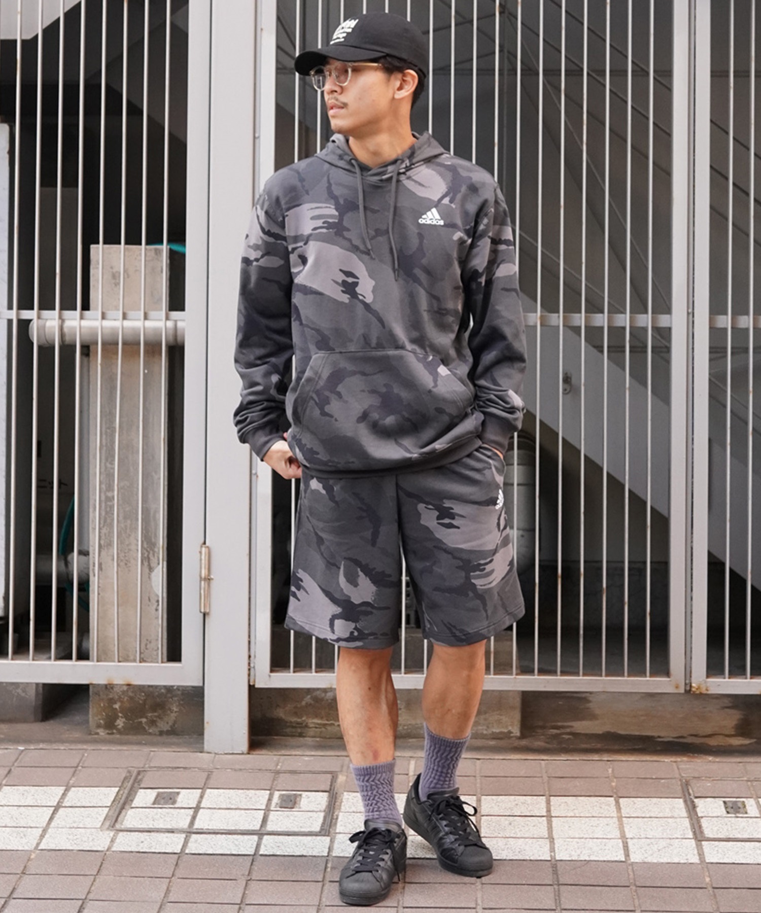 adidas アディダス メンズ スウェットパンツ ショートパンツ カモフラ柄 セットアップ対応 KNR02(BK/GY-M)