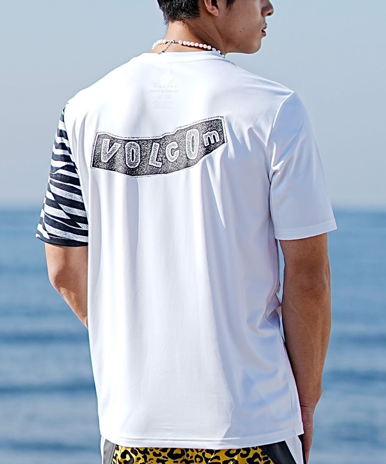 【マトメガイ対象】VOLCOM ボルコム メンズ ラッシュガード Tシャツ 半袖 水着 UVカット バックプリント A9112404(WHT-S)
