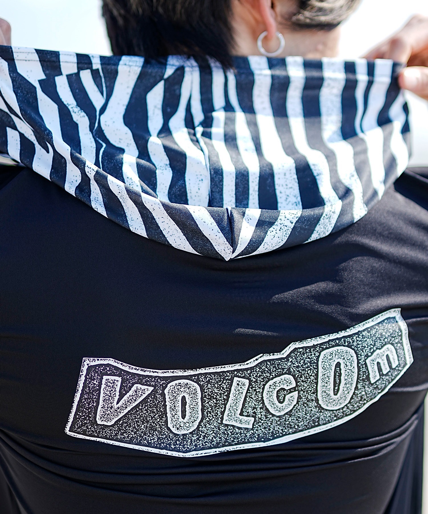 【マトメガイ対象】VOLCOM ボルコム メンズ ラッシュガード ジップアップ パーカー 長袖 水着 UVカット バックプリント A9312405(BLK-S)