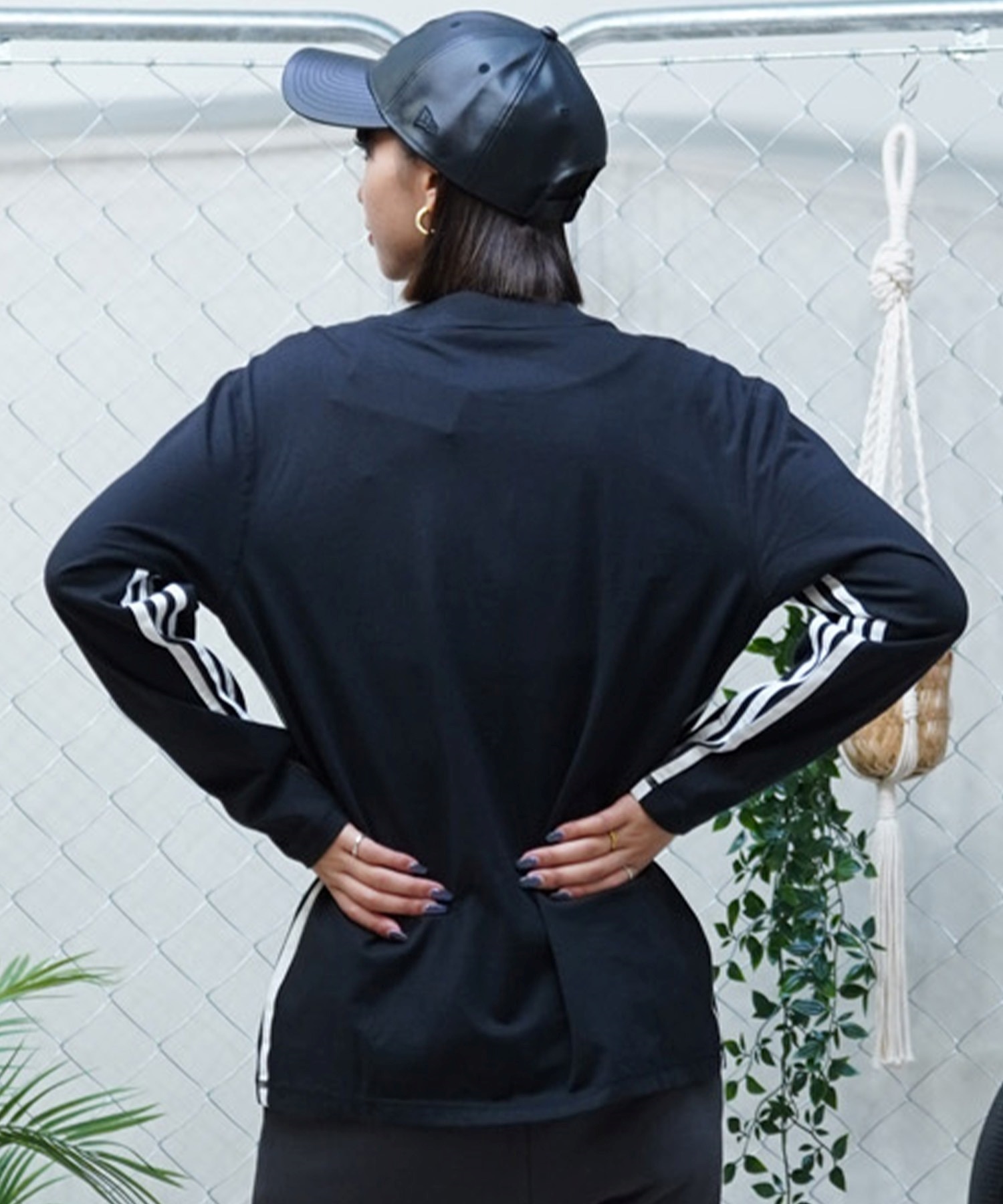 adidas アディダス KNR53 レディース ロンT 長袖 Ｔシャツ オーバーサイズ ワンポイント 抗菌加工(WT/SV-M)