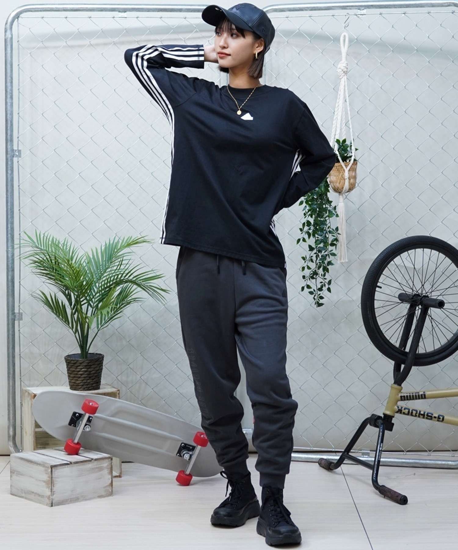 adidas アディダス KNR53 レディース ロンT 長袖 Ｔシャツ オーバーサイズ ワンポイント 抗菌加工(BK/WT-M)