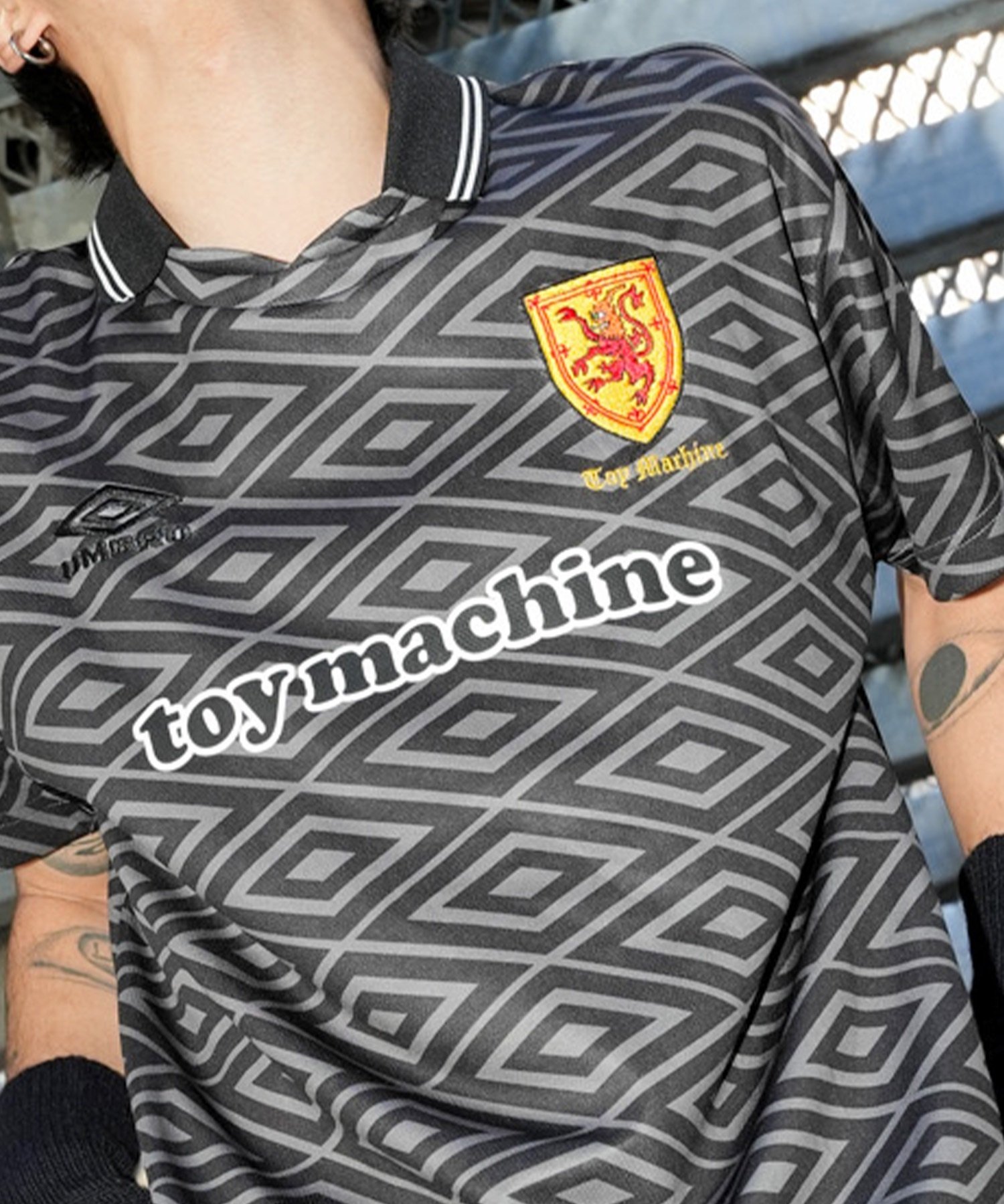 【ムラサキスポーツ限定】UMBRO アンブロ × TOY MACHINE トイマシーン コラボ メンズ ゲームシャツ ポロシャツ 80571300(01WH-M)