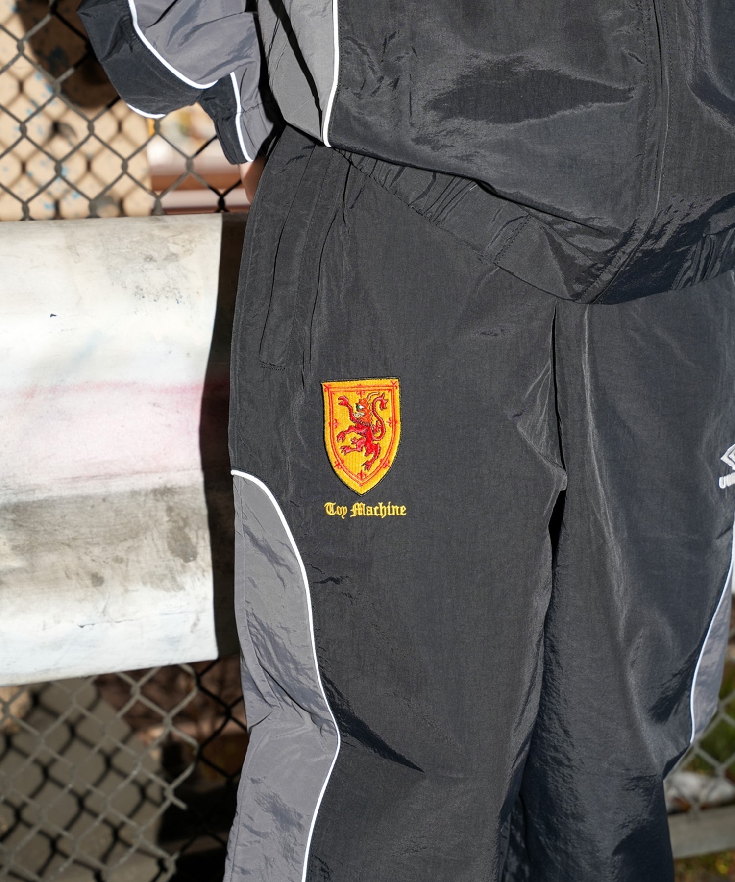ムラサキスポーツ限定】UMBRO アンブロ × TOY MACHINE トイ