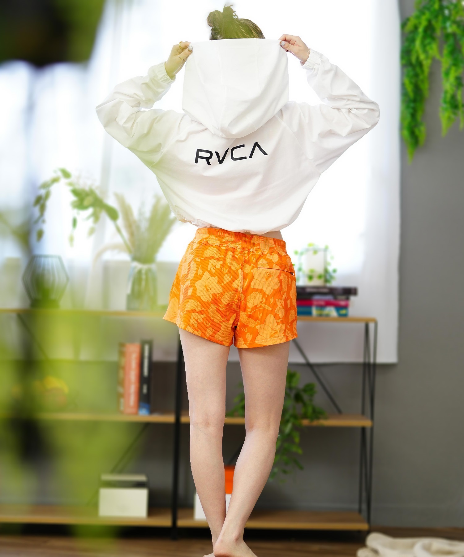 RVCA ルーカ レディース ラッシュガード パーカー ジップアップ 長袖 ショート丈 バックプリント 水陸両用 ユーティリティ UVカット BE04C-853(WHT-M)