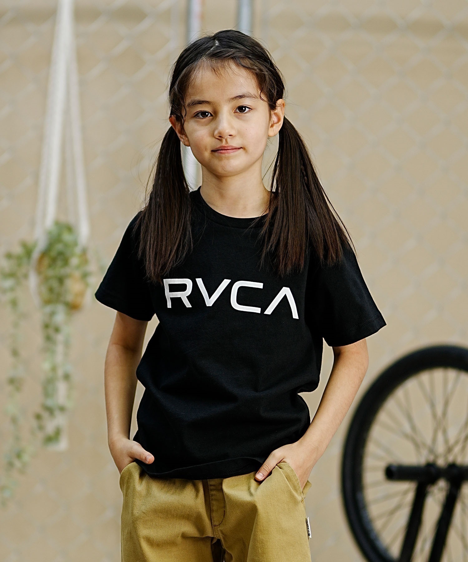 【クーポン対象】RVCA ルーカ キッズ 半袖Tシャツ 定番ロゴデザイン 親子コーデ BE045-226(BLK-130cm)