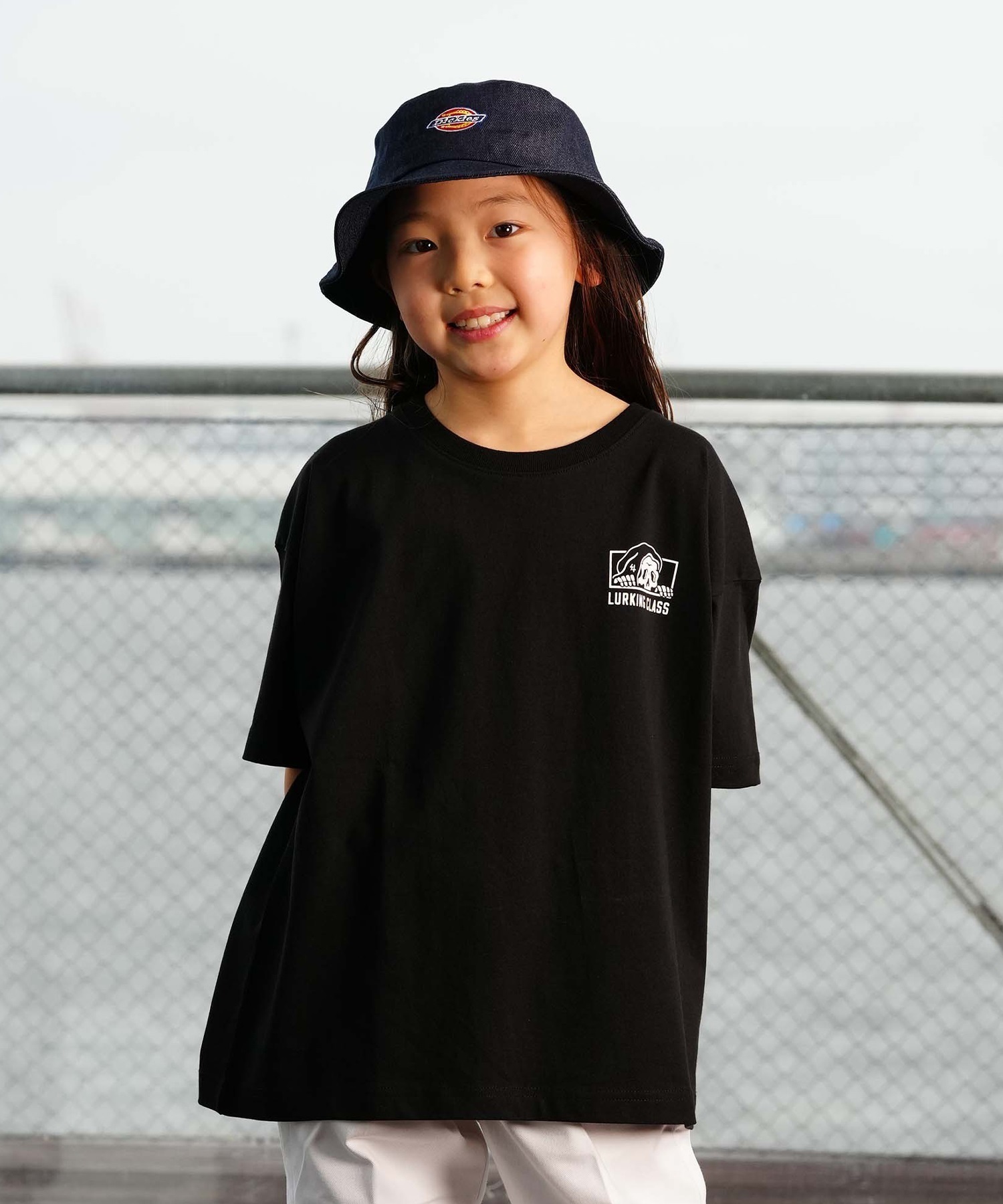 【ムラサキスポーツ限定】 LURKING CLASS ラーキングクラス PATTERN LOGO CHECKER TEE キッズ 半袖 Tシャツ ST24STM04K(ORG-130cm)