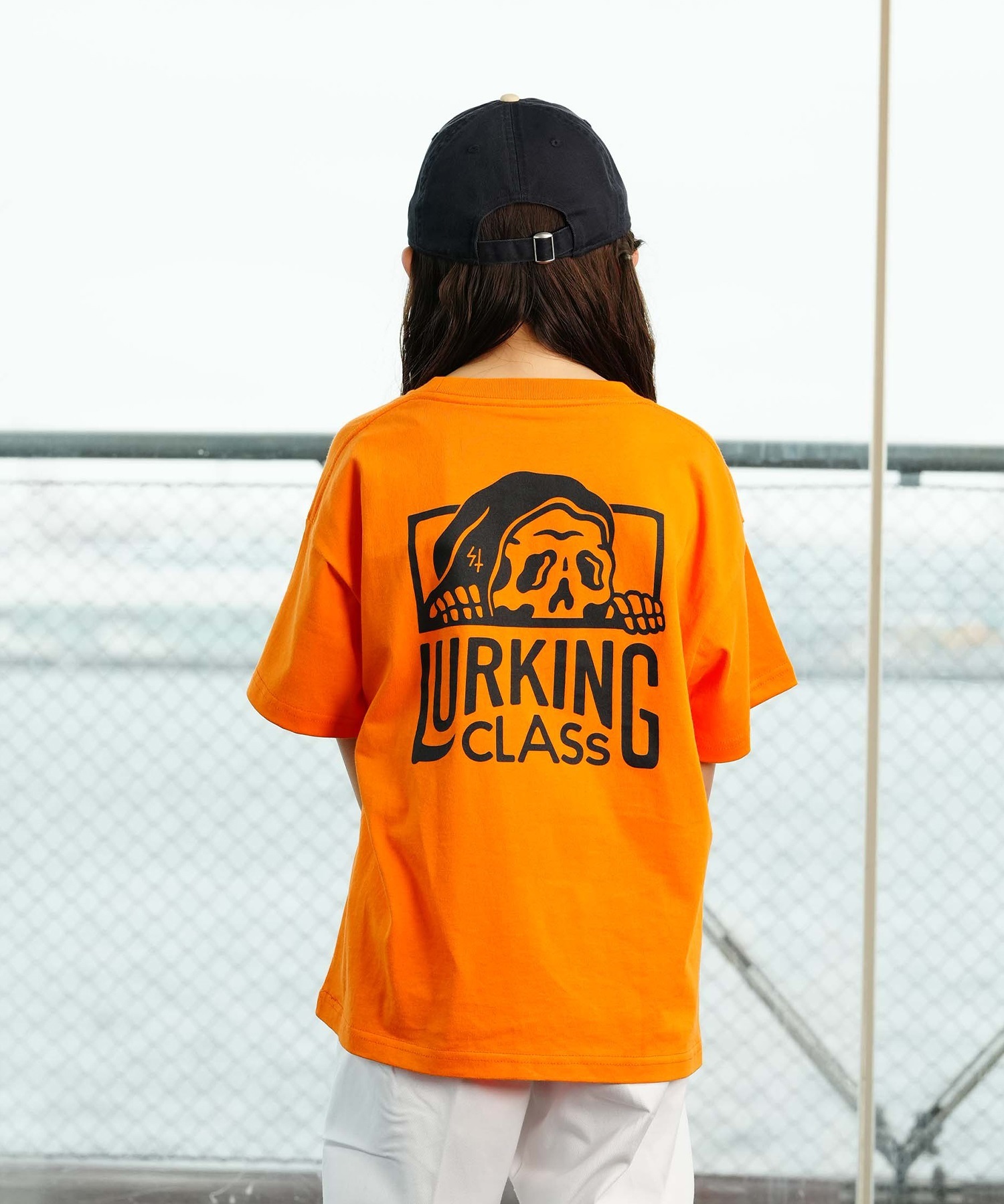【ムラサキスポーツ限定】 LURKING CLASS ラーキングクラス BASIC LOGO TEE キッズ 半袖 Tシャツ ST24STM01K(ORG-130cm)