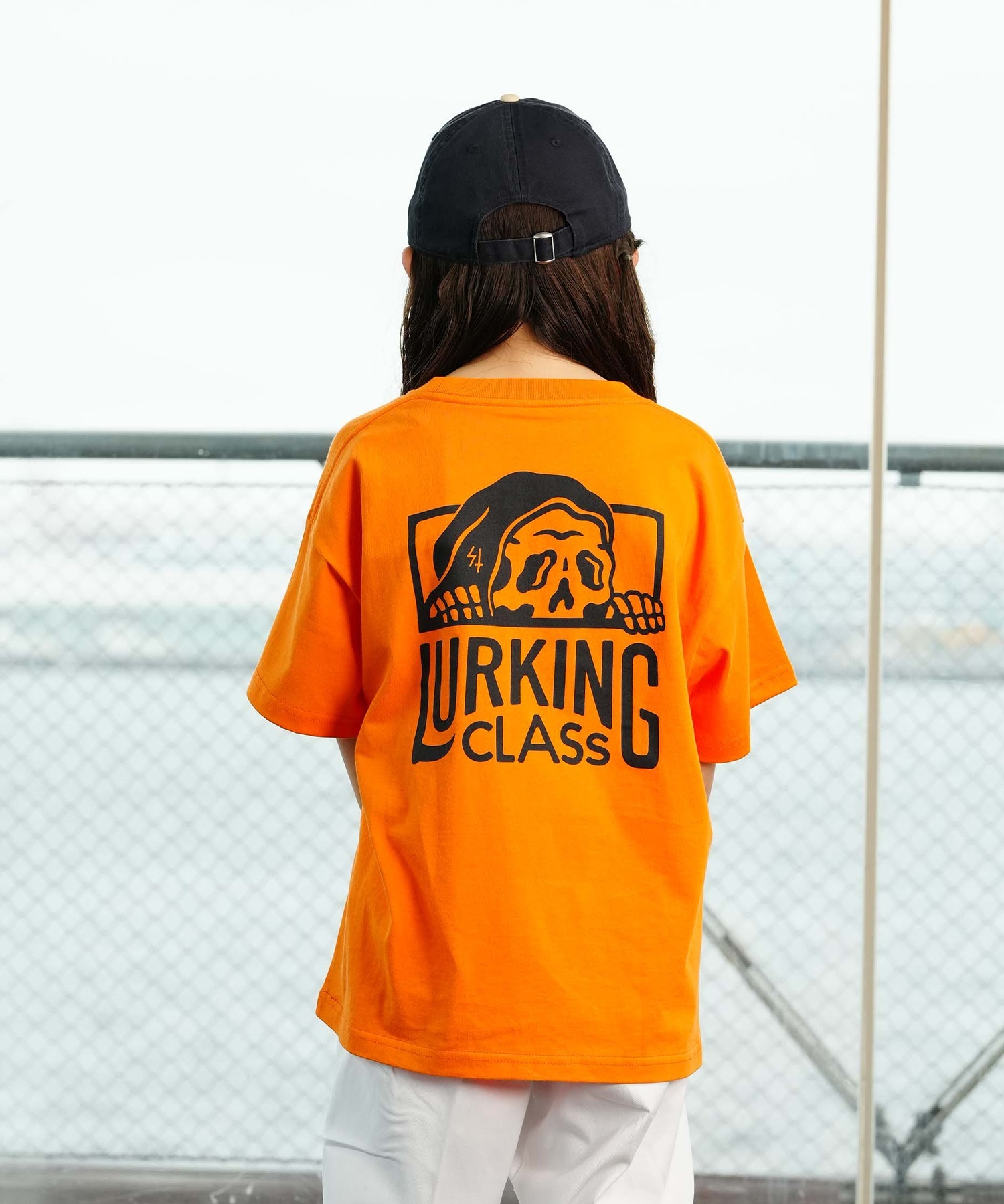 【ムラサキスポーツ限定】 LURKING CLASS ラーキングクラス BASIC LOGO TEE キッズ 半袖 Tシャツ ST24STM01K(WHITE-130cm)
