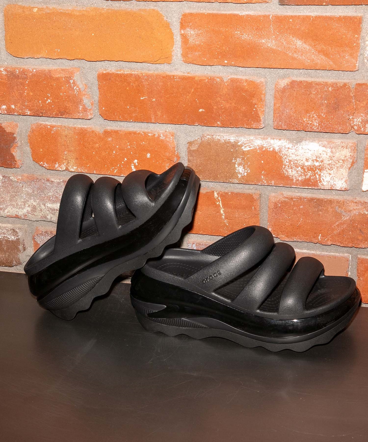 CROCS クロックス MEGA CRUSH TRIPLE STRAP メガ クラッシュ トリプル ストラップ レディース シューズ 厚底 サンダル 209842-001 Black(BLACK-22.0cm)