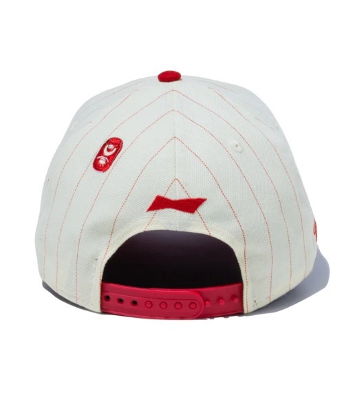 NEW ERA/ニューエラ キャップ 9FORTY Budweiser バドワイザー Bロゴ クロームホワイトピンストライプ ラディアントレッドバイザー 13534544(WHIST-F)