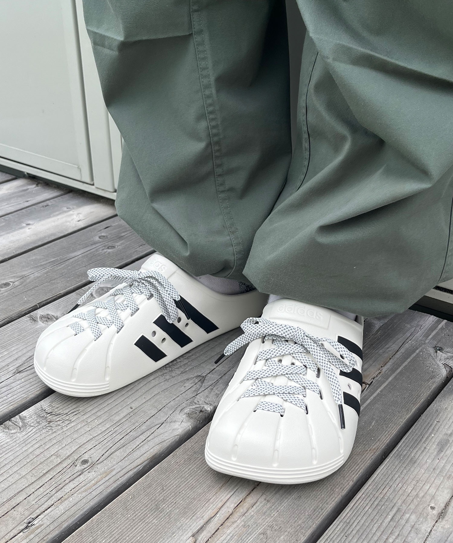 adidas アディダス シューズ サンダル メンズ レディース スリッポン シューレース アディレッタ クロッグ ADILETTE CLOGS JH9849 ライフスタイル|ムラサキスポーツオンラインストア 通販 adidas アディダス シューズ サンダル メンズ レディース スリッポン シューレース アディレッタ クロッグ ADILETTE CLOGS JH9849 ライフスタイル|ムラサキスポーツオンラインストア 通販