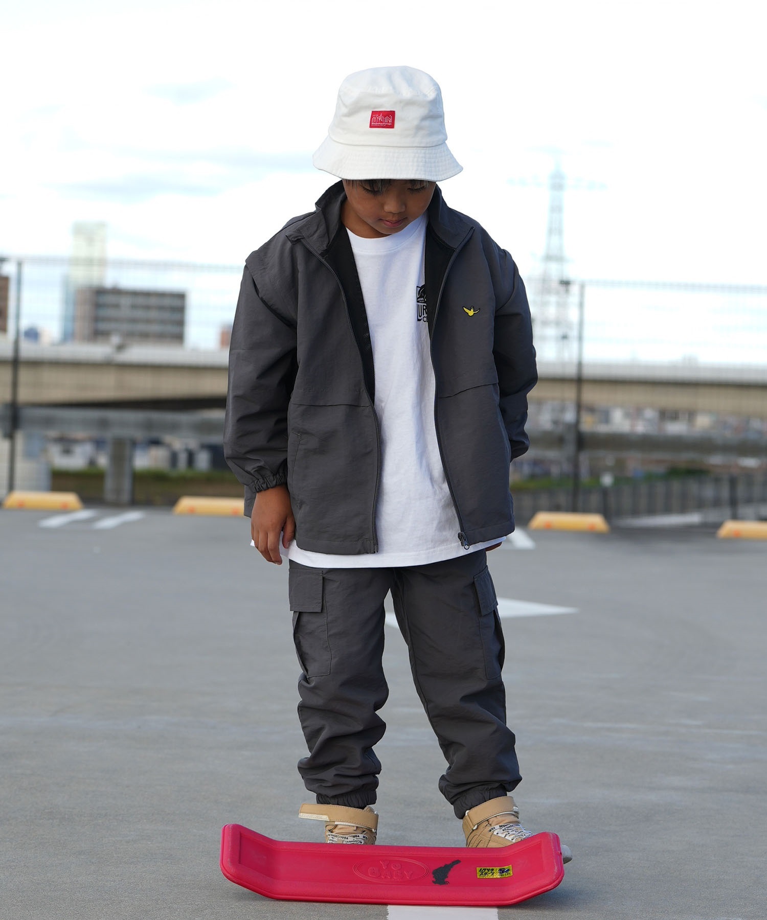 What it isNt ART BY MARKGONZALES ワット イット イズント What it isNt ART BY MARKGONZALES ワット イット イズント