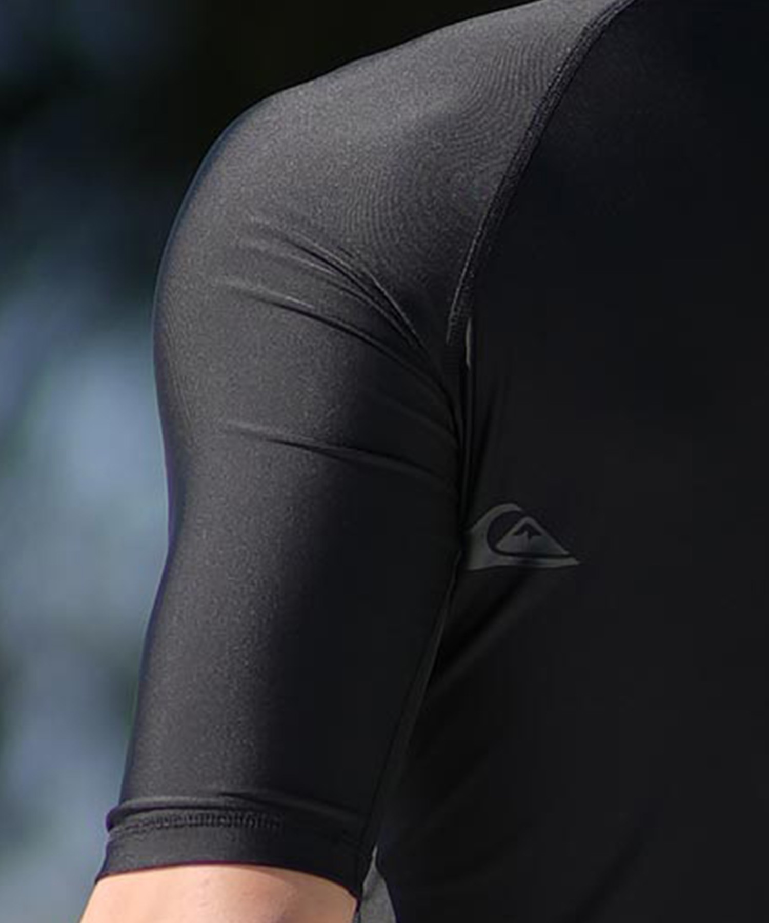 QUIKSILVER クイックシルバー 水着 ラッシュガード 半袖 Tシャツ