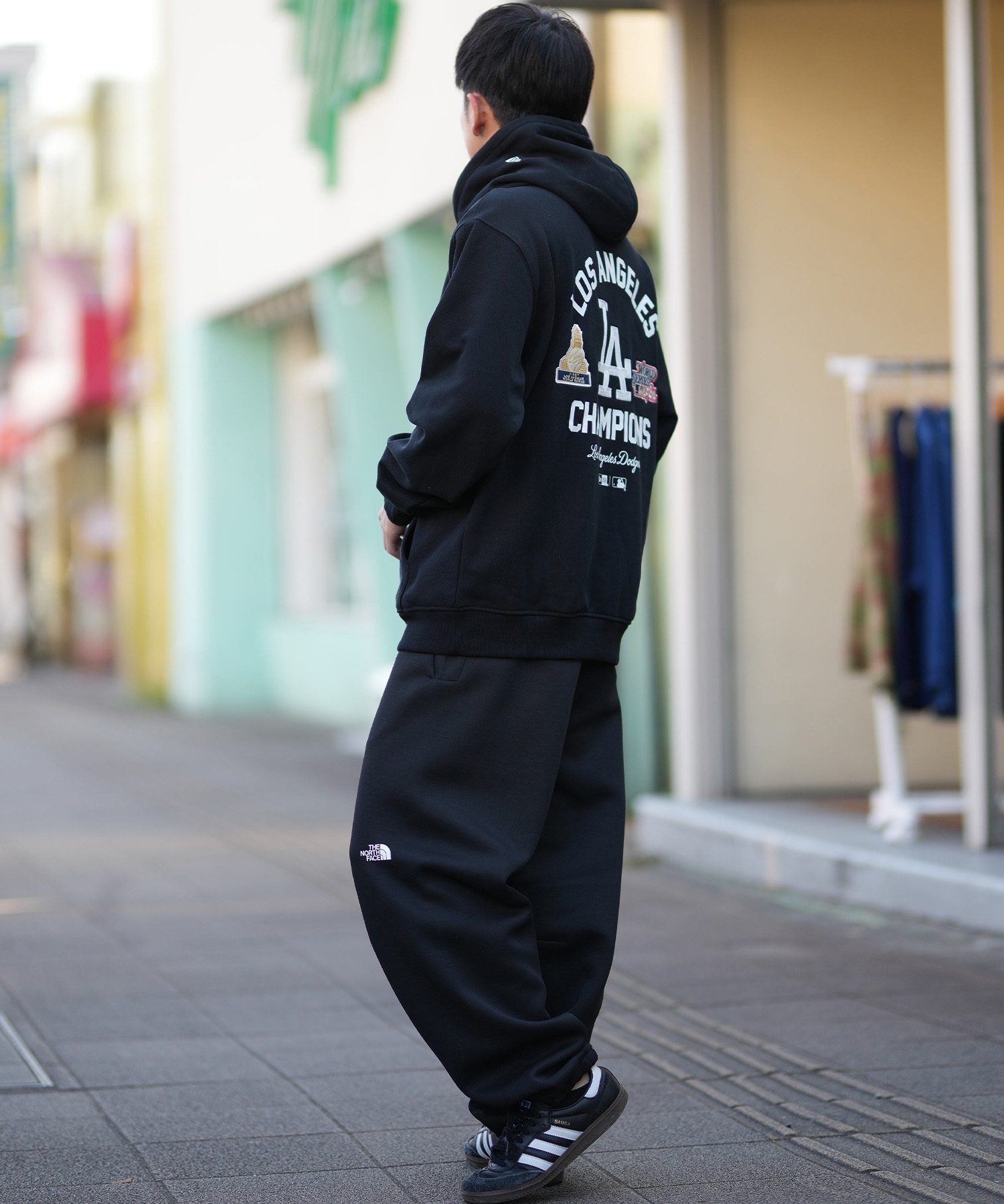 NEW ERA ニューエラ プルオーバーパーカー ビッグロゴ ブラック NEW ERA ニューエラ パーカー プルオーバー スウェット フーディー