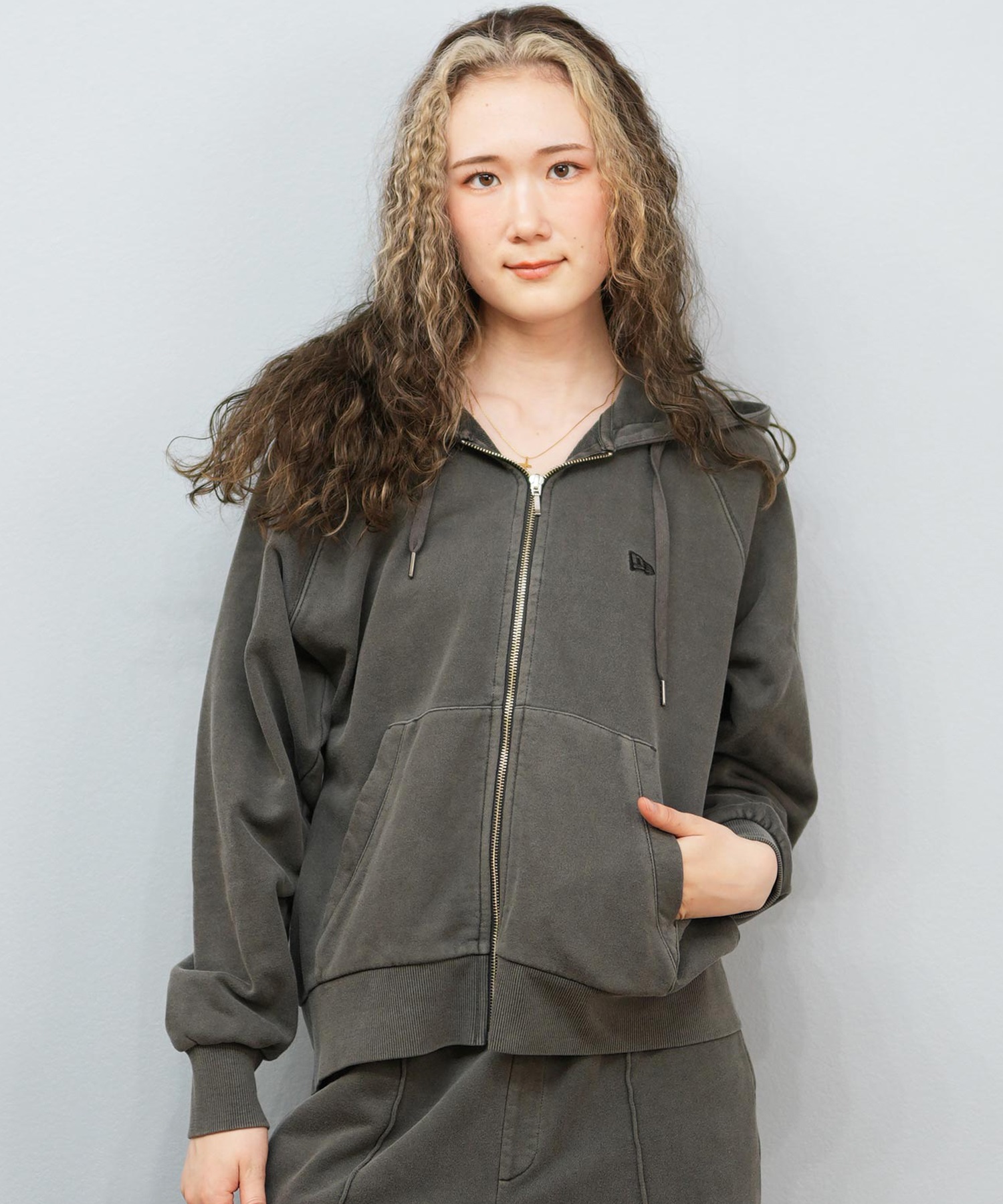 NEW ERA ニューエラ ジップアップ パーカー レディース 裏毛 スウェット フルジップフーディー ガーメントダイ チャコールグレー 14674664(CHA-S)