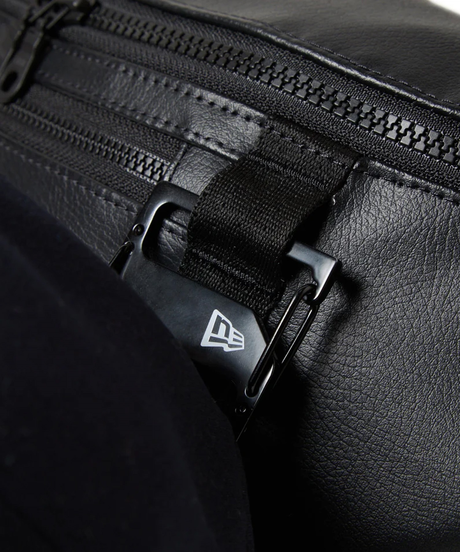 オソイ　黒 レザー ボディバッグ・ウエストポーチ TAKEO KIKUCHI ウエストポーチ 「カードケース付き」シュリンク