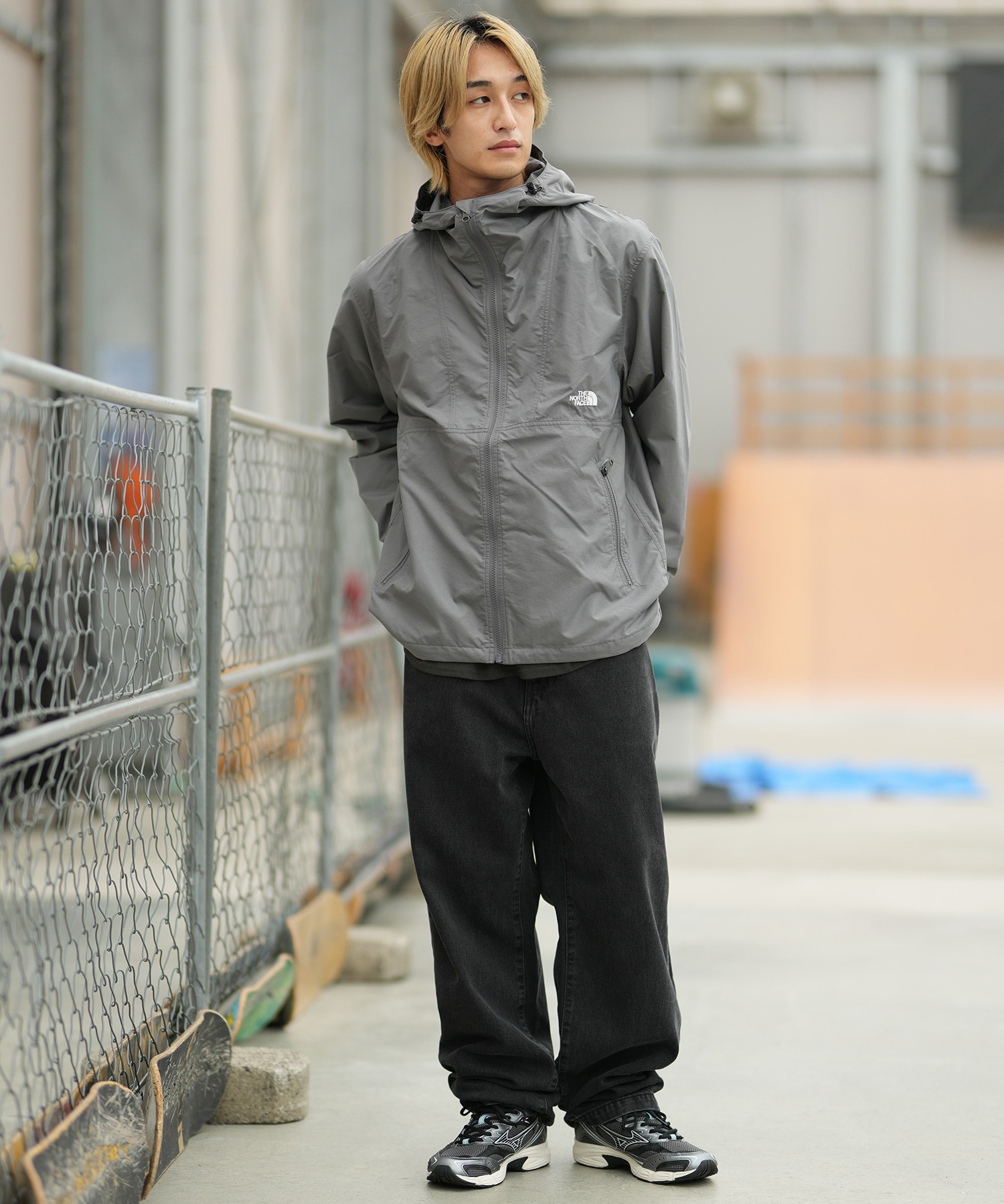ノースフェイス 美品 ダークグレー マウンテンパーカー 刺繍ロゴ M K0197 THE NORTH FACE ザ・ノース・フェイス マウンテンパーカー メンズ ワン