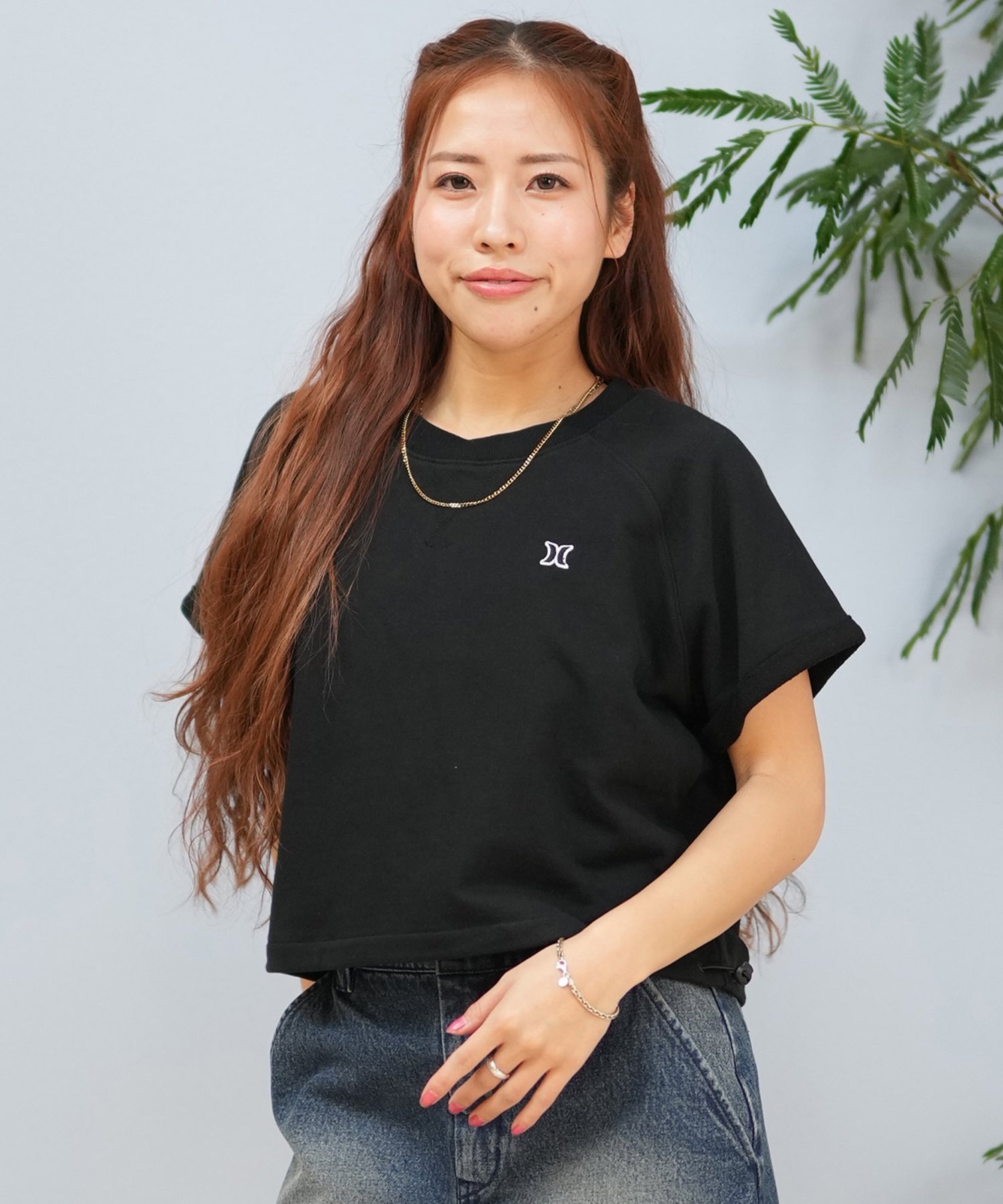 Hurley ハーレー 半袖 Tシャツ レディース クロップド丈 ショート丈 スウェット生地 ワンポイント ロゴ WCSS251056(BLK-FREE)