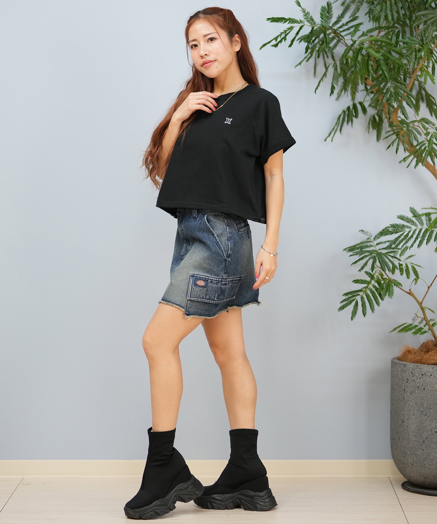 Hurley ハーレー 半袖 Tシャツ レディース クロップド丈 ショート丈 スウェット生地 ワンポイント ロゴ WCSS251056(BLK-FREE)