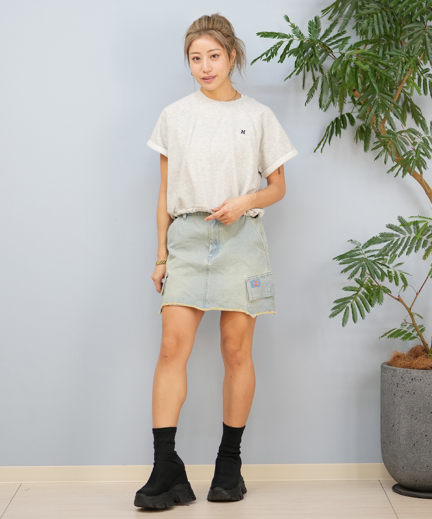 Hurley ハーレー 半袖 Tシャツ レディース クロップド丈 ショート丈 スウェット生地 ワンポイント ロゴ WCSS251056(BLK-FREE)