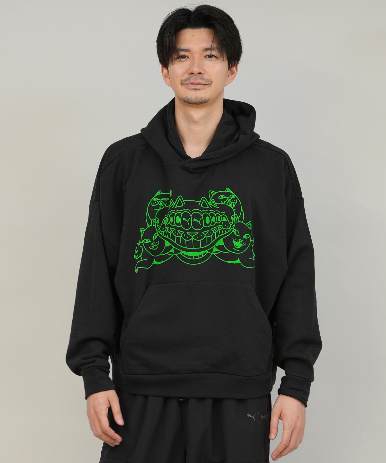 9月27日発売 PUMA プーマ × RIPNDIP リップンディップ コラボ メンズ ボクシー グラフィック フーディ プルオーバー パーカー 裏毛 632414(01-M)