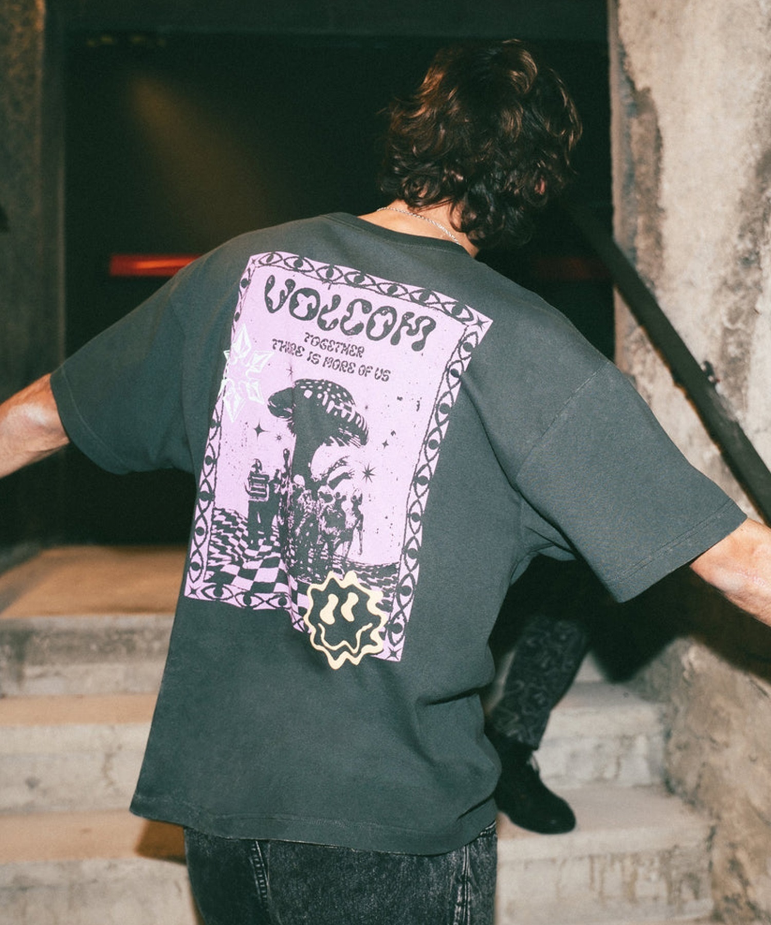VOLCOM ボルコム 半袖 Tシャツ メンズ バックプリント フロント