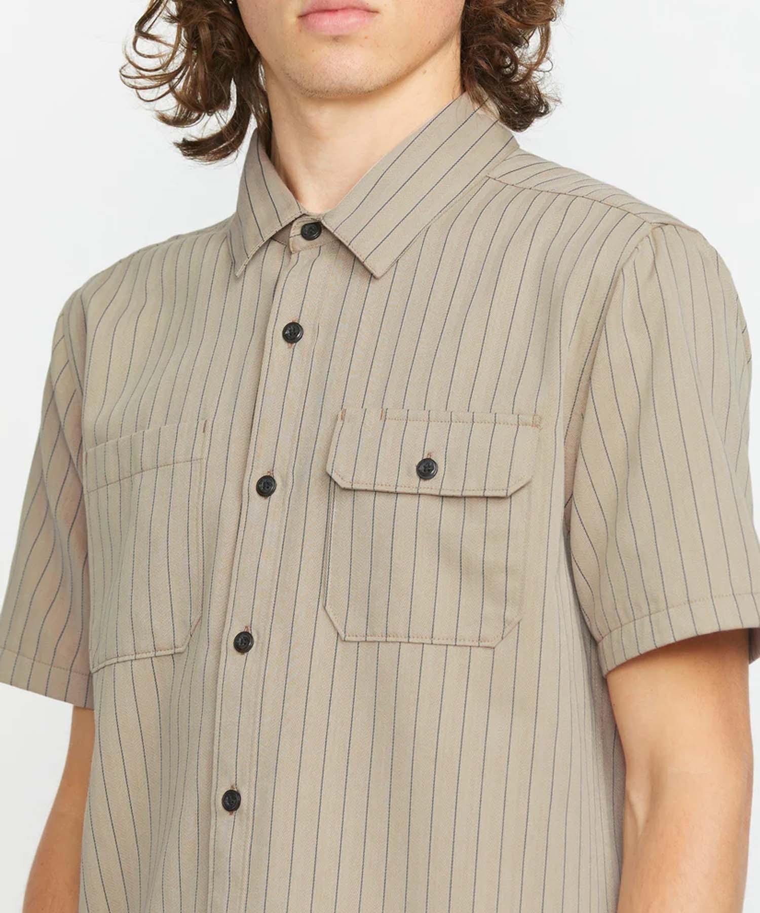 VOLCOM ボルコム 半袖 シャツ メンズ ワークシャツ ストライプ柄 Trade Stone Short Sleeve A0412502(LKH-M)