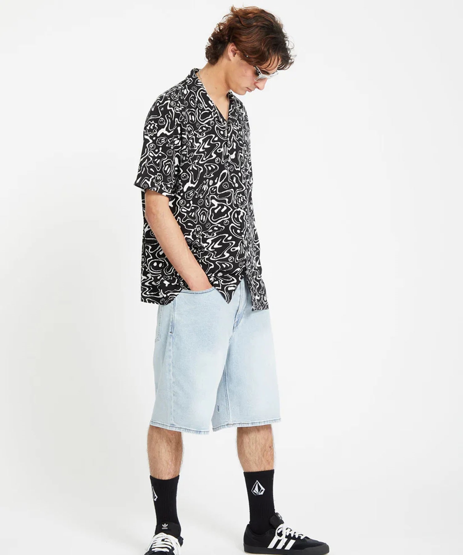 VOLCOM ボルコム 半袖 シャツ メンズ 総柄 ボクシーフィット Filip Rygalski Shirt A0412506(BLK-M)
