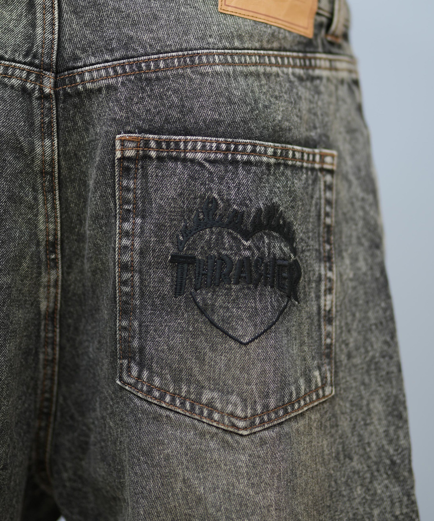 THRASHER スラッシャー ハーフパンツ ショートパンツ メンズ デニム ショーツ 膝下丈 ブランド刺繍 253TH1SP042 ムラサキスポーツ限定(BLK-M)