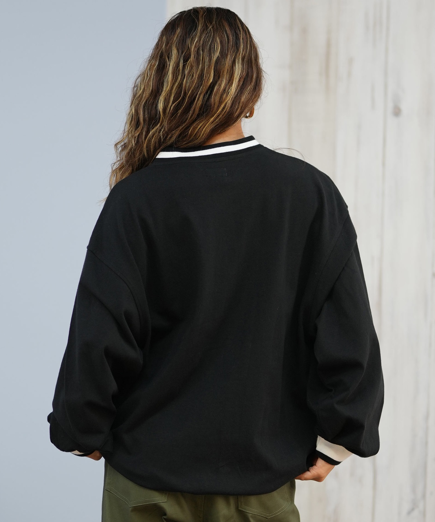 新品  RVCA 配色トレーナー BLACK✕WHITE RVCA ルーカ トレーナー スウェット レディース Vネック ロゴ HILLS V
