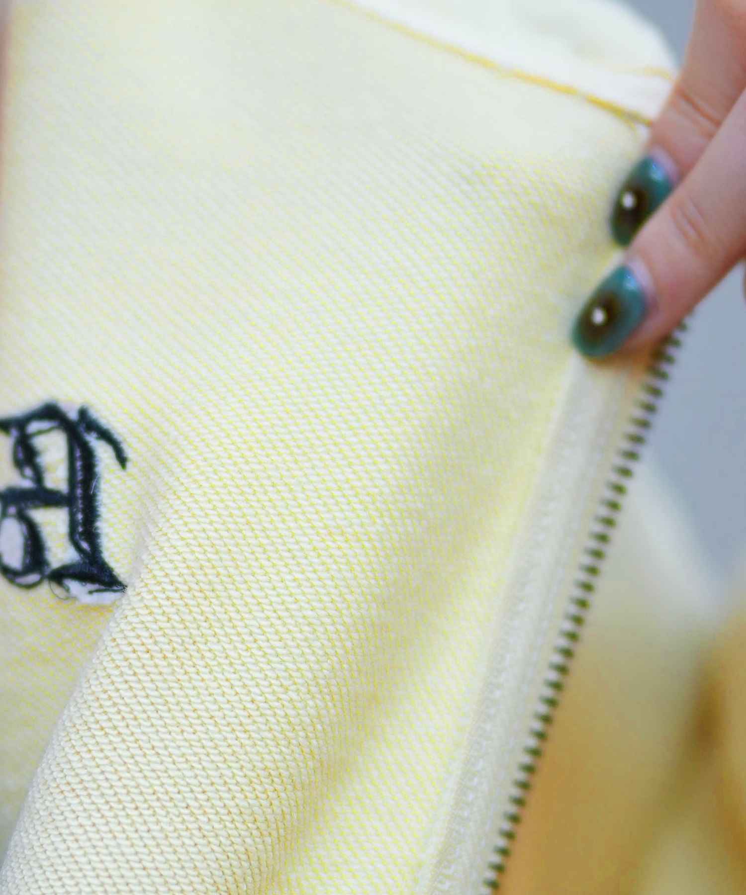 RVCA ルーカ ジップアップ パーカー レディース スウェット フーディー ショート丈 ロゴ 裏毛 NEAT ZIP HOODIE BF044-014(BLK-S)