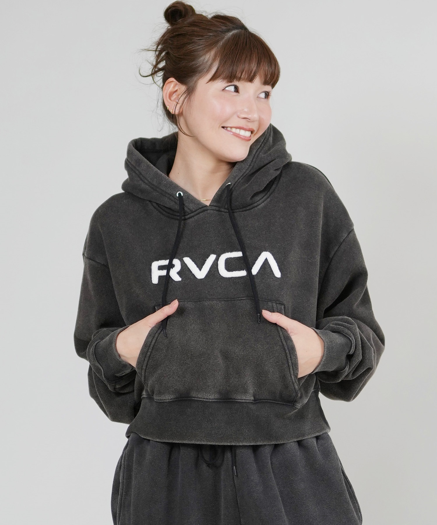 RVCA ルーカ プルオーバー パーカー レディース クロップド丈 ショート丈 ロゴ CROPPED HOODIE BF044-P03(BLK-S)
