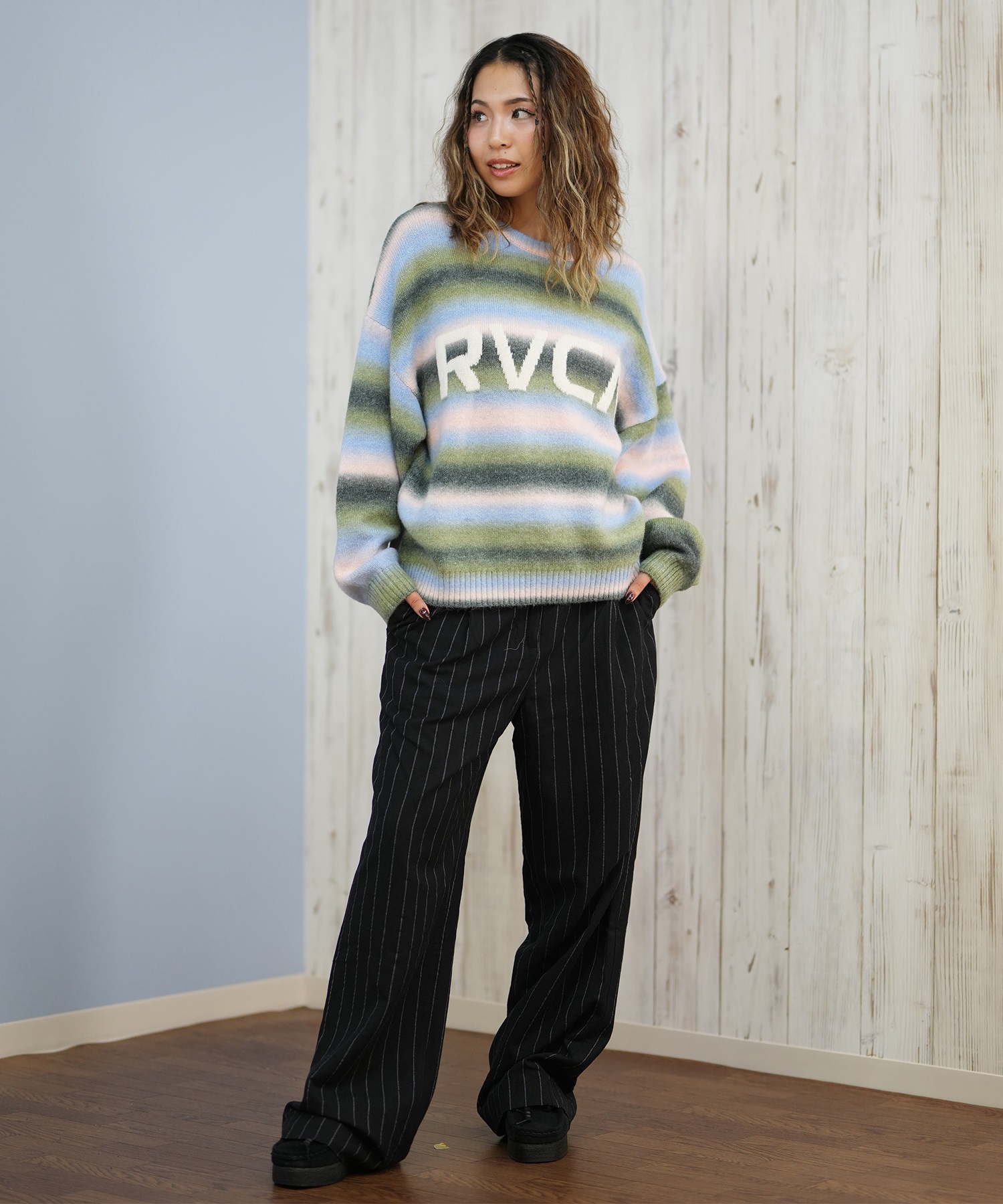 RVCA ルーカ ニット セーター レディース クルーネック ロゴ ボーダー グラデーション RS BIG RVCA KNIT BF044-651(BLK-M)