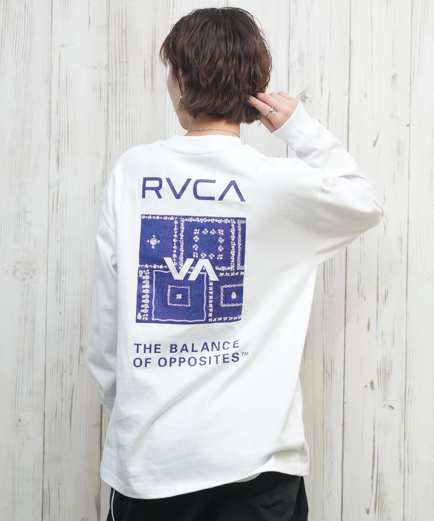 45RシルクのRロゴプリントとバンダナ柄のパッチワーク 長袖トップス RVCA ルーカ レディース 長袖 Tシャツ バンダナ柄ロンT BF043-051