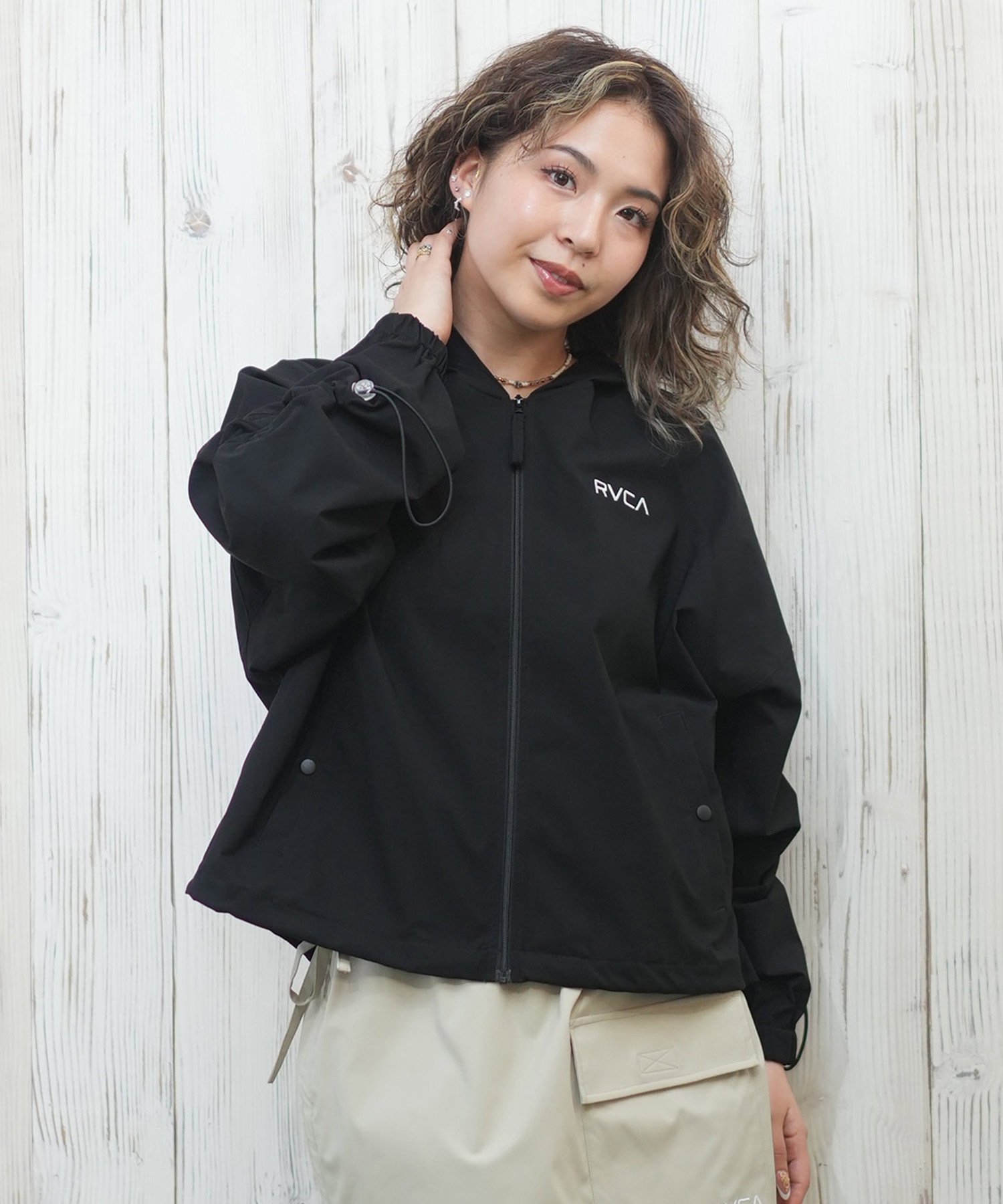 新品　RVCAルーカ　水陸両用 ラッシュガードパーカー　黒　定価10890円 RVCA ルーカ レディース ラッシュガード パーカー ジップアップ