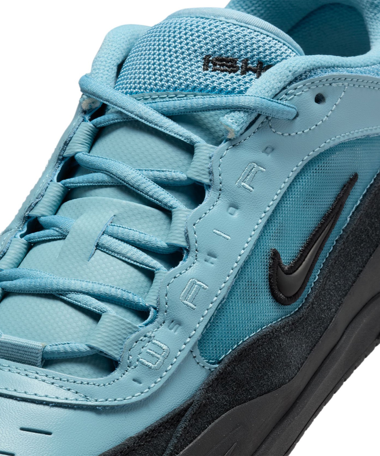 NIKE SB】 AIR MAX ISHOD PREMIUM カラー：metallic silver