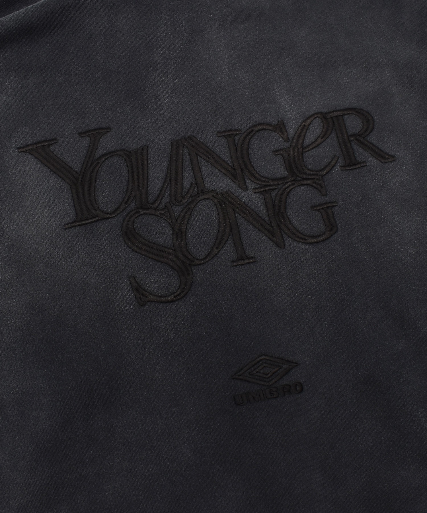 UMBRO アンブロ × Younger Song ヤンガーソング コラボ ジップアップ パーカー 裏毛 MD27-LHD03 ムラサキスポーツ限定(BLACK-M)