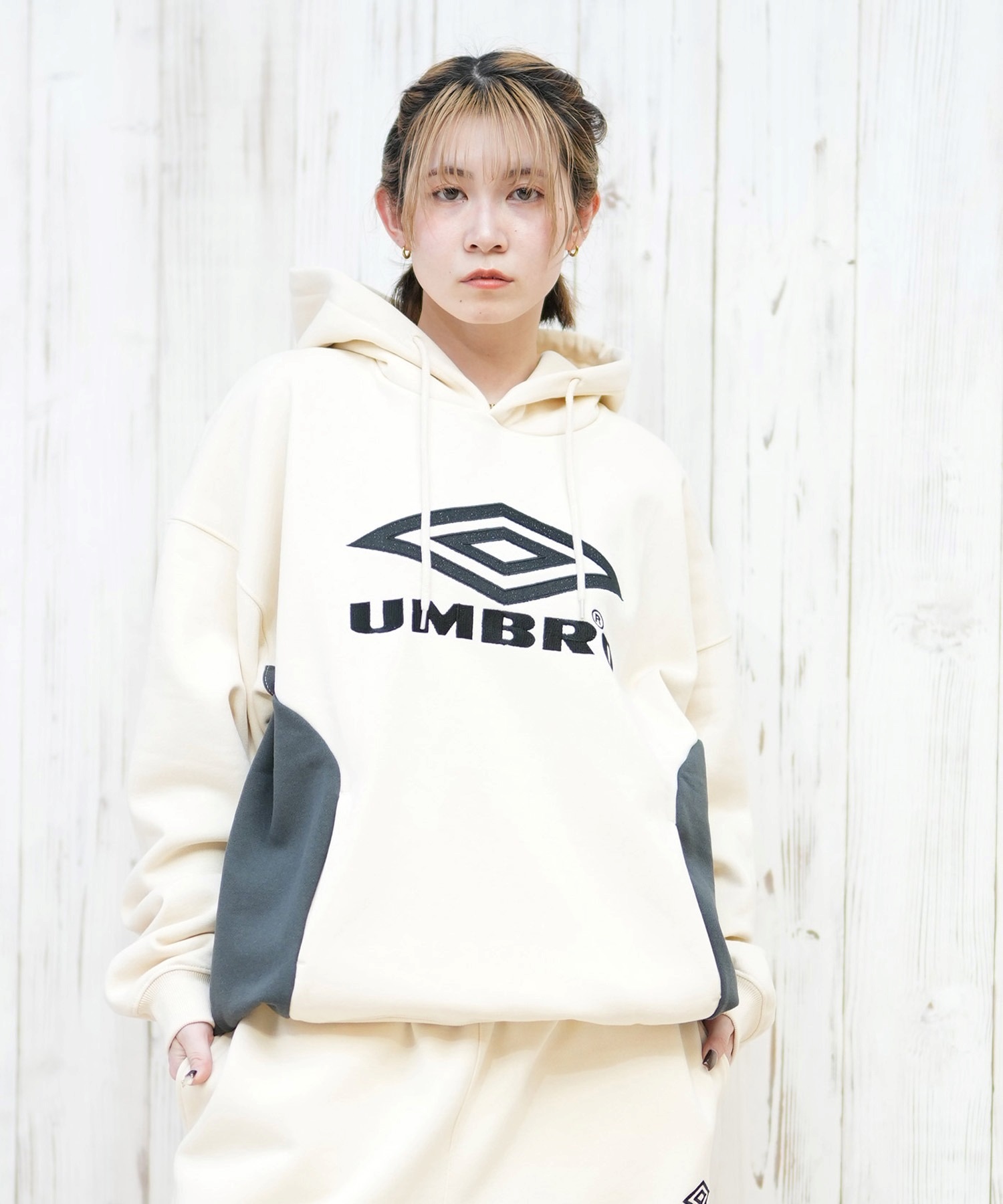 UMBRO HOUSE アンブロ ベージュ パーカー Mサイズ UMBRO HOUSE アンブロ ベージュ パーカー Mサイズ - トップスオリジナル