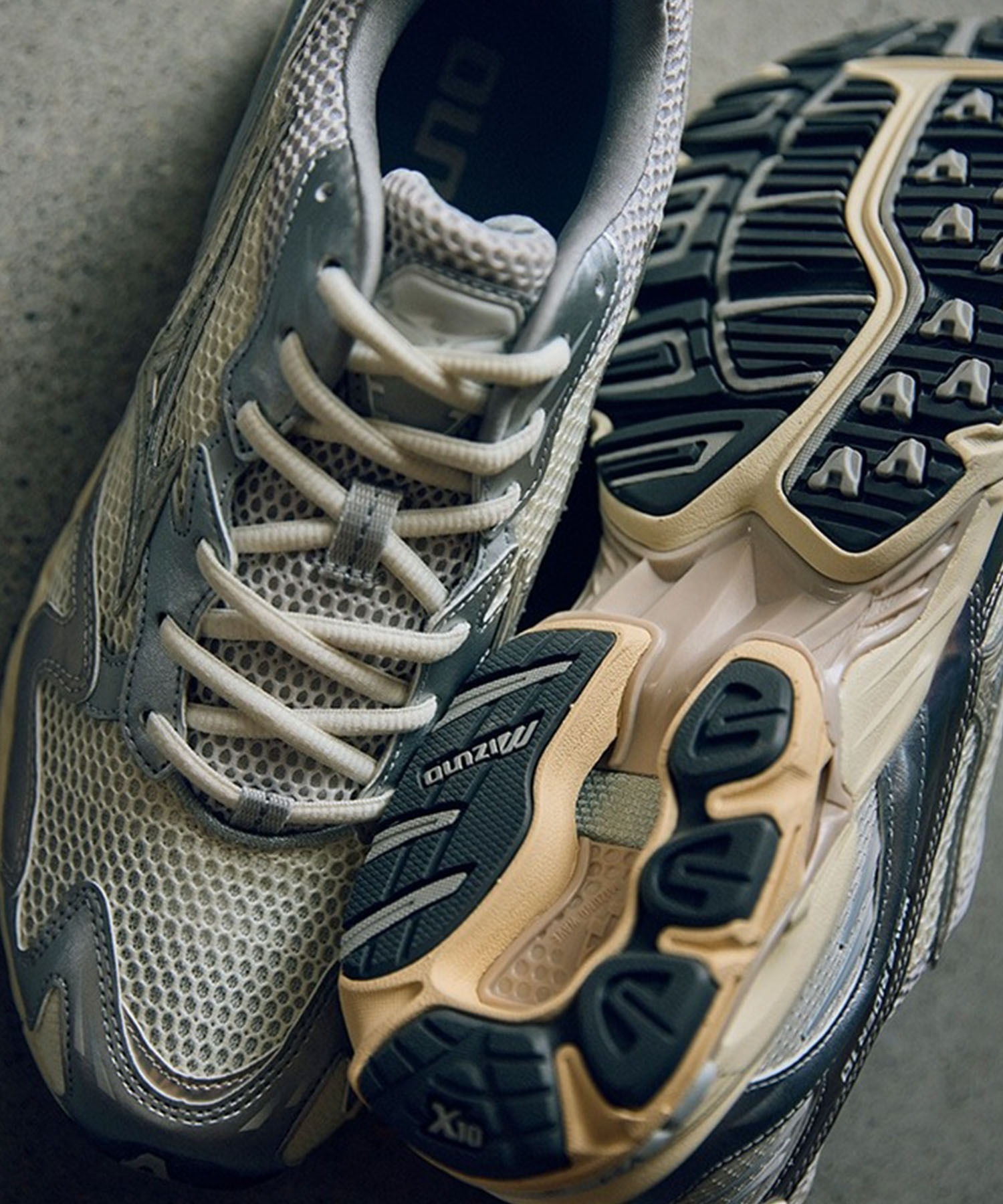 MIZUNO ミズノ スニーカー メンズ レディース シルバー 韓国 レトロ