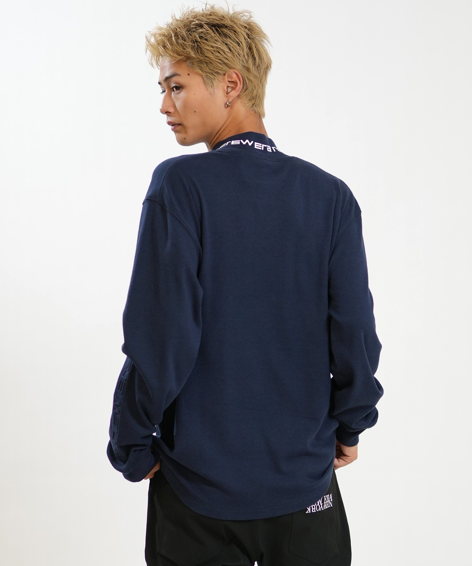 NEW ERA ニューエラ 総柄 センターロゴ モックネック シャツ ネイビー NEW ERA ニューエラ 長袖 Tシャツ ロンT メンズ ハイネック ウォーム